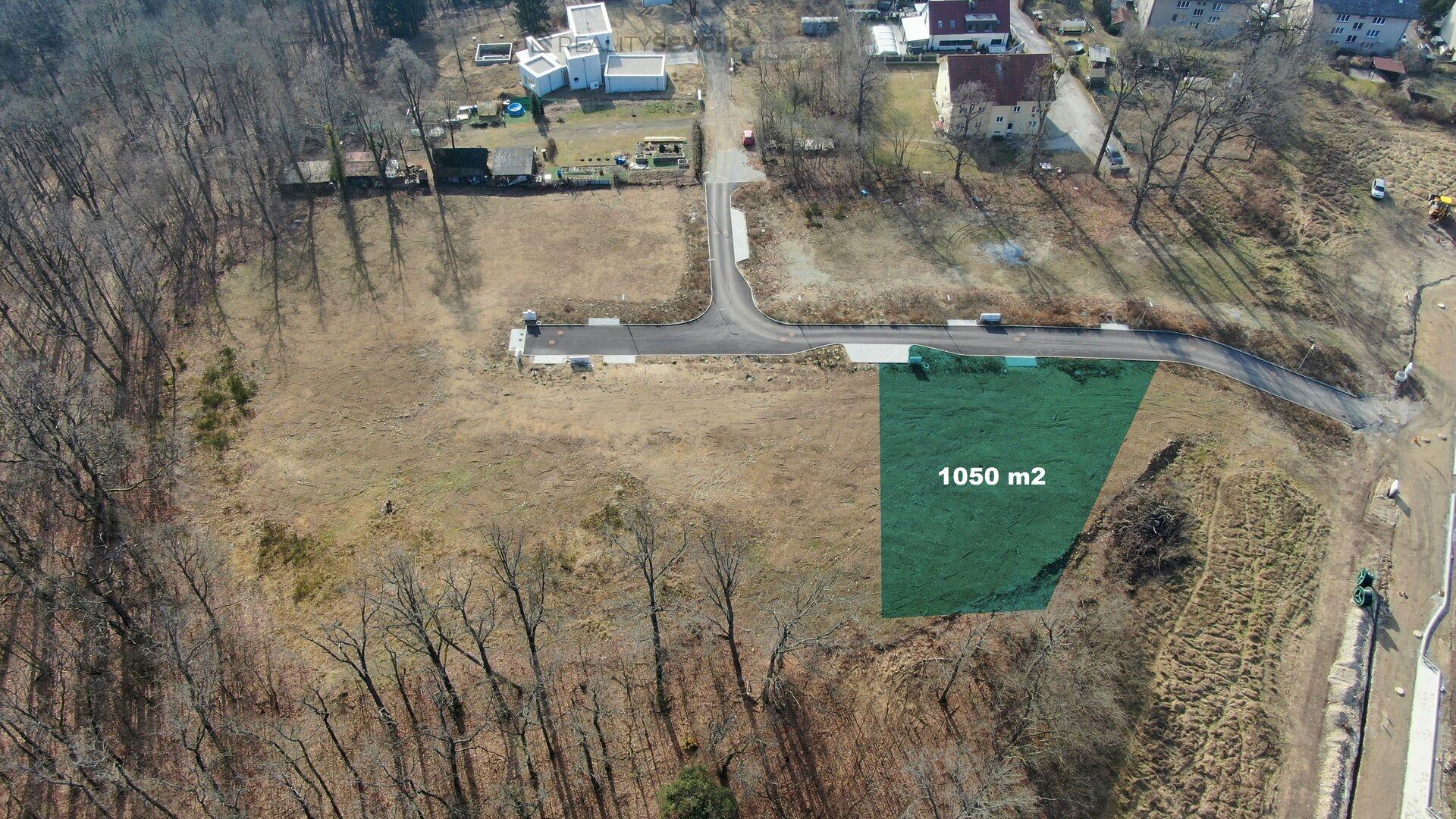 Prodej stavebního pozemku 1050 m2 v Hluboké nad Vltavou