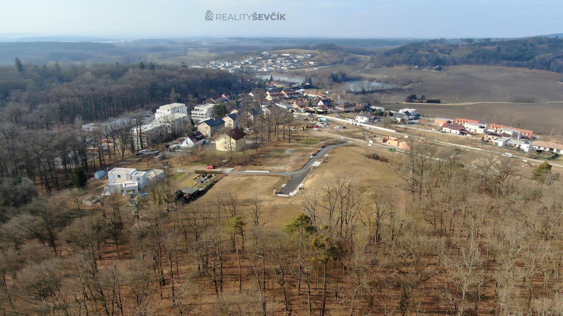 Prodej stavebního pozemku 1050 m2 v Hluboké nad Vltavou