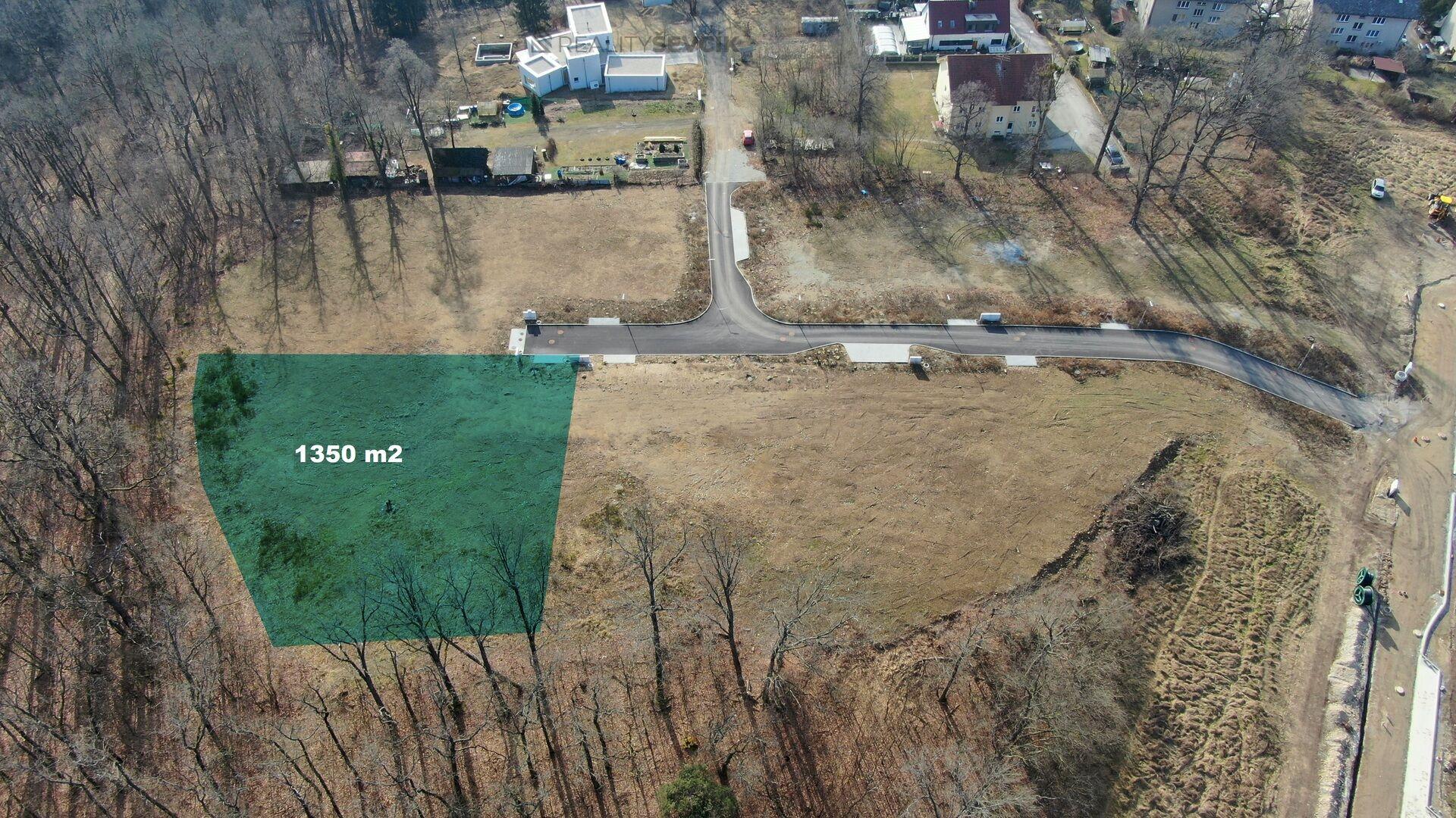 Prodej stavebního pozemku 1350 m2 v Hluboké nad Vltavou