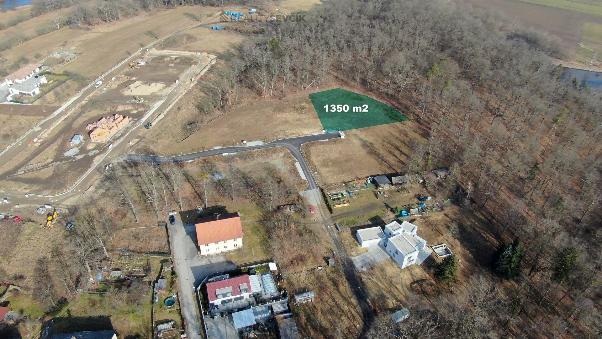 Prodej stavebního pozemku 1350 m2 v Hluboké nad Vltavou