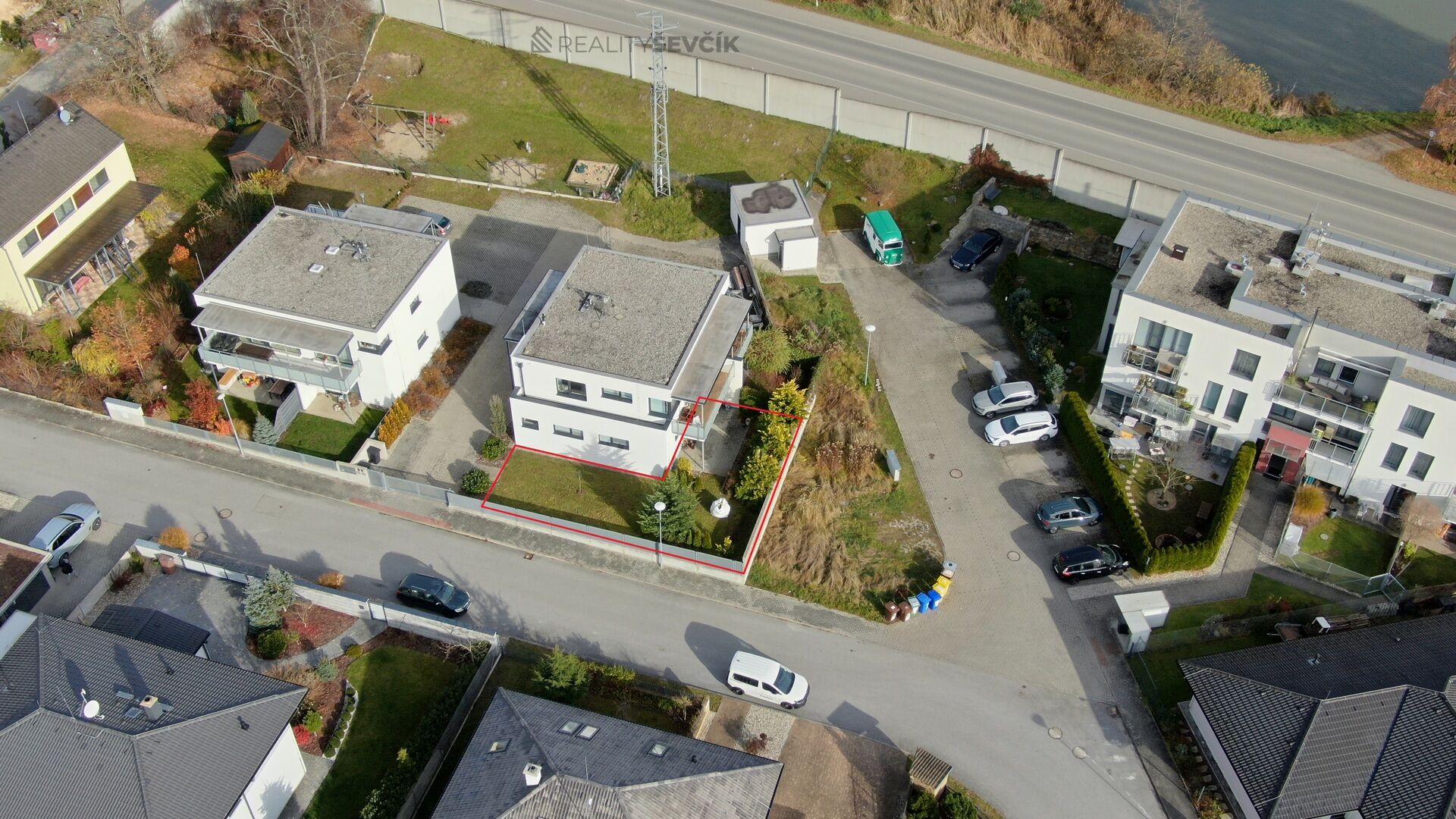 Prodej bytu 2+kk se zahradou, terasa 25 m², parkování pro 2 vozy – Hluboká nad Vltavou, Ječná ulice