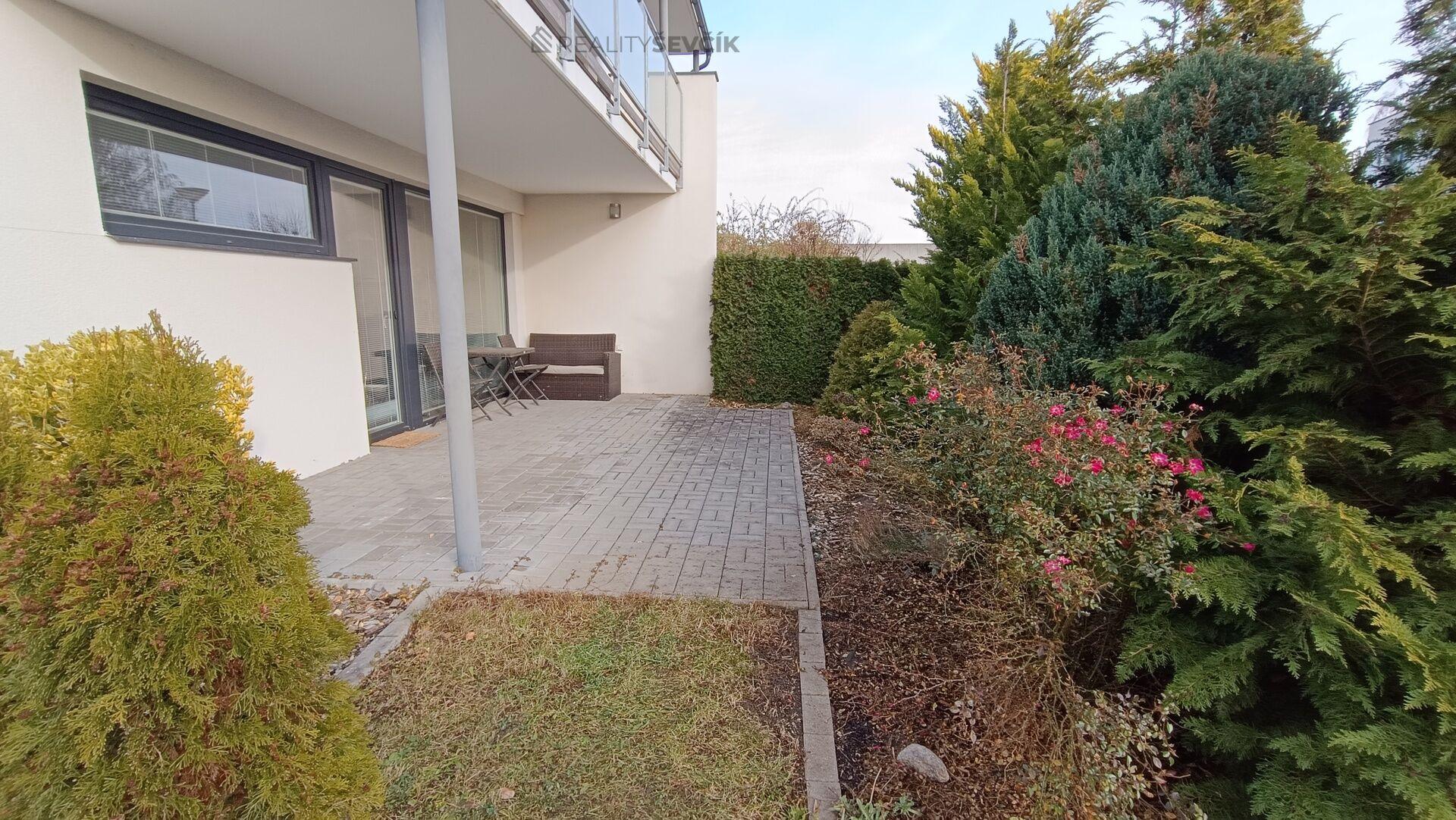 Prodej bytu 2+kk se zahradou, terasa 25 m², parkování pro 2 vozy – Hluboká nad Vltavou, Ječná ulice