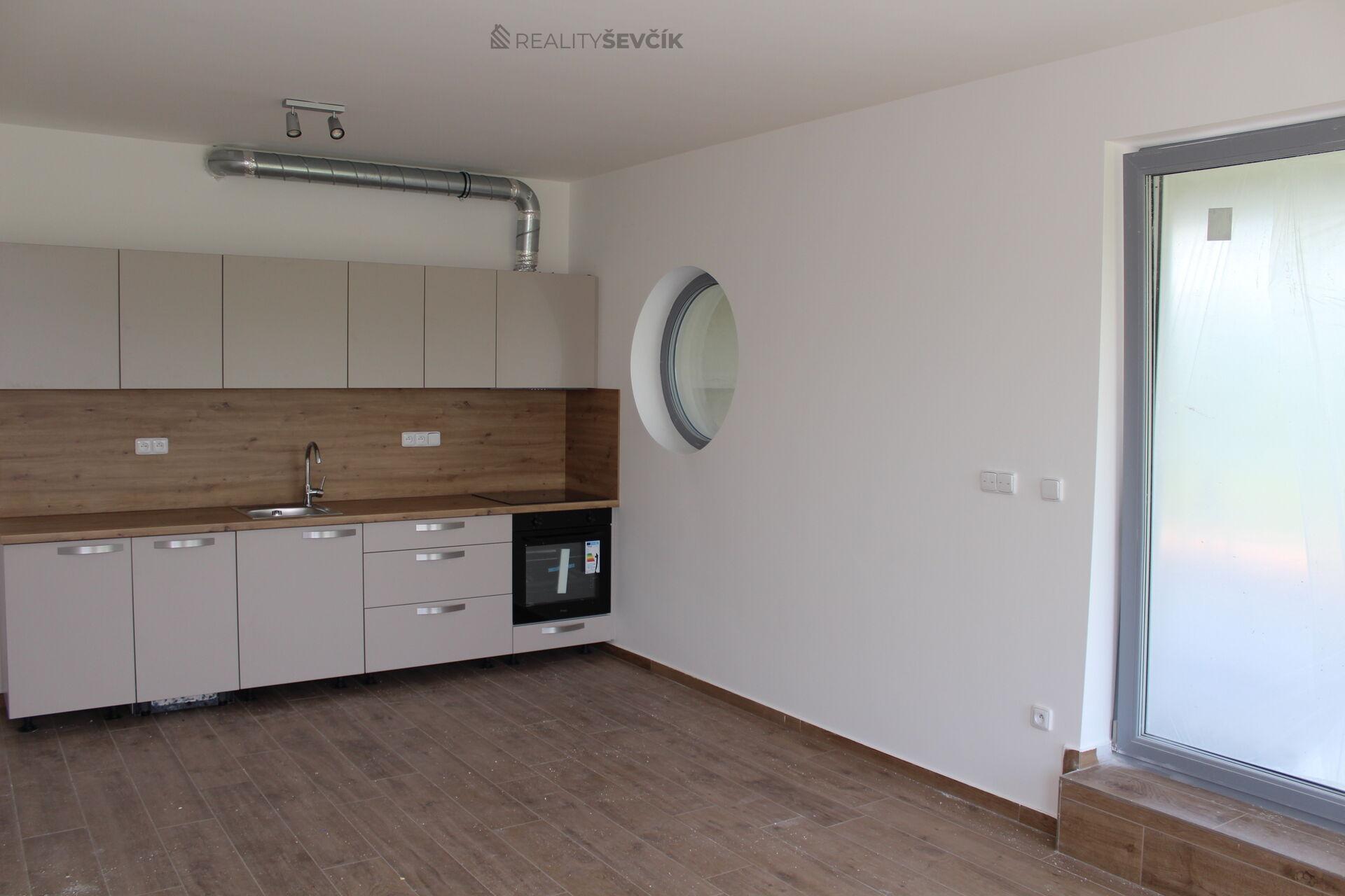 Pronájem bytu 2+kk s terasou, 51 m2 (83 m2) v Hluboké nad Vltavou
