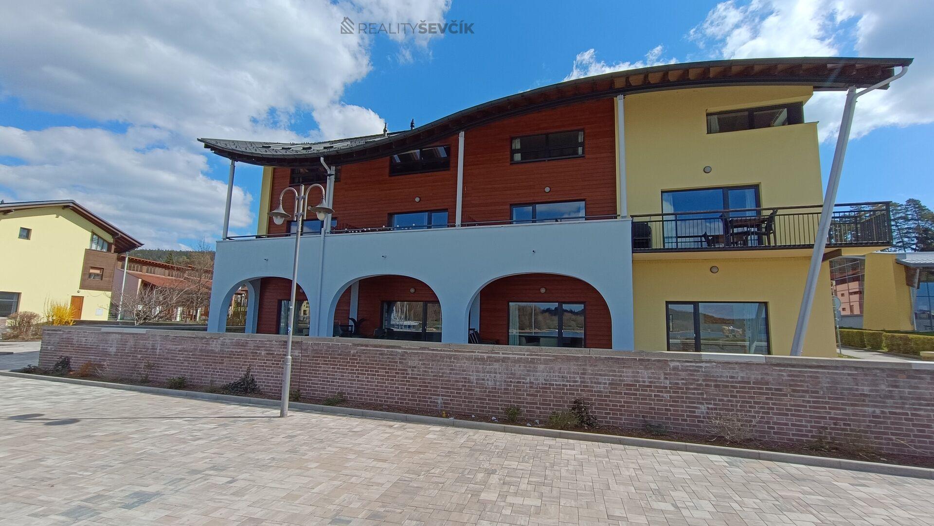 Prodej apartmánu 1+kk s terasou a výhledem na Lipno – Marina Lipno