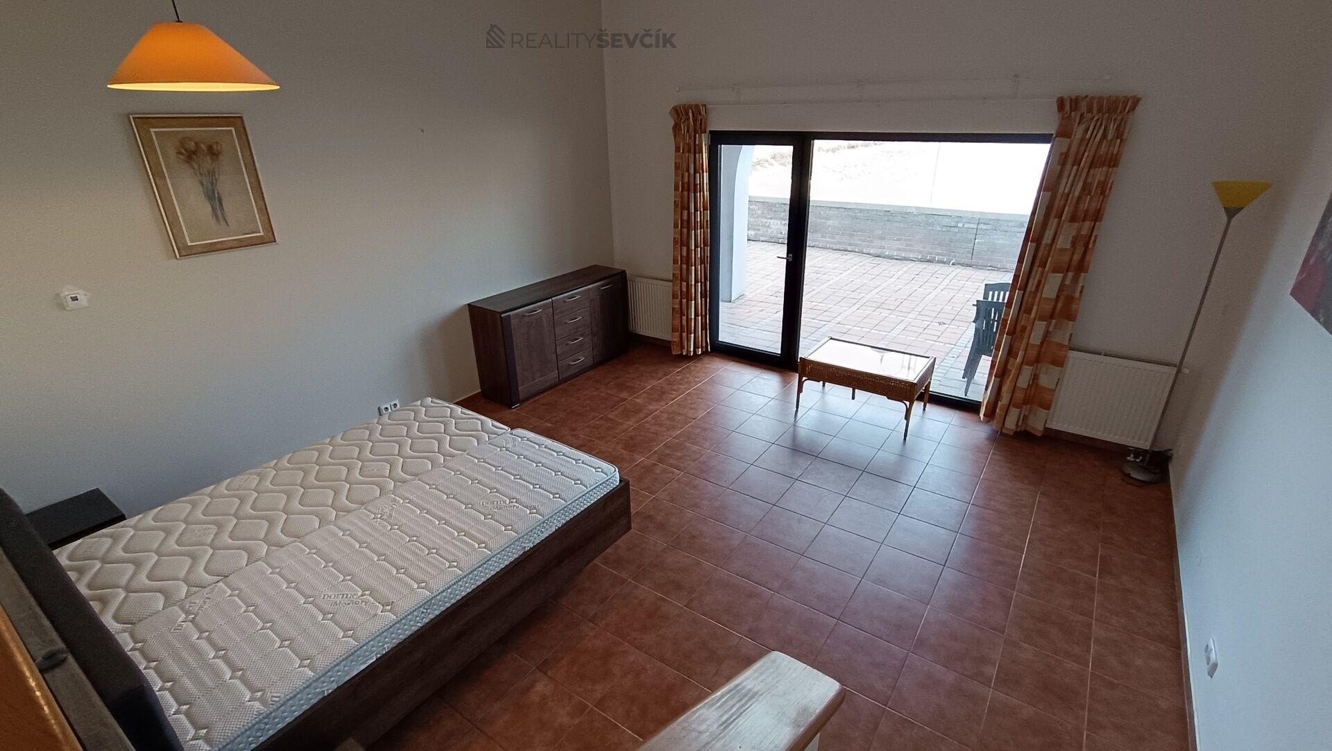 Prodej apartmánu 1+kk s terasou a výhledem na Lipno – Marina Lipno