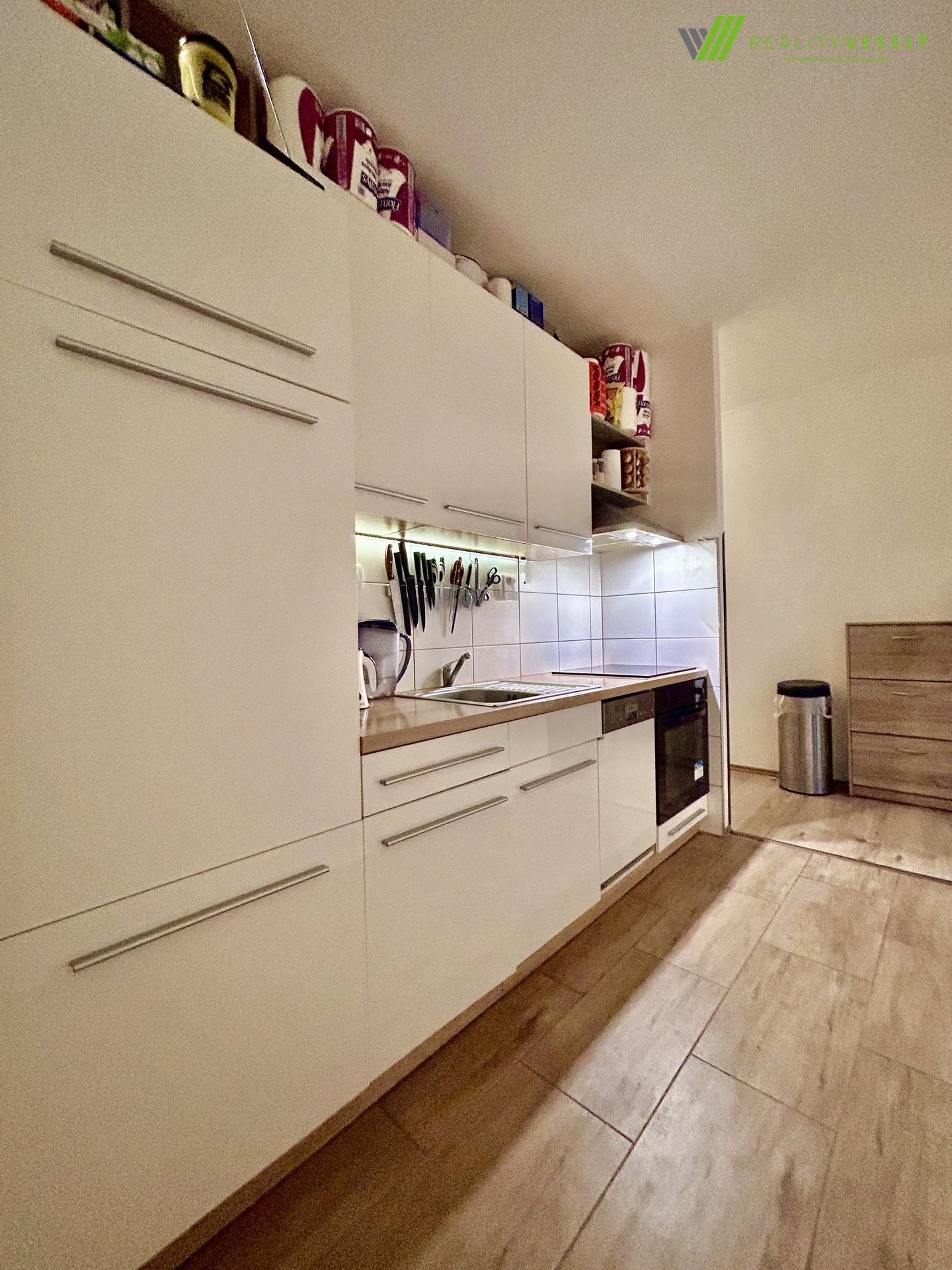 B6C37972-D2F6-46CB-B5A6-92DD93A03536_1_201_a