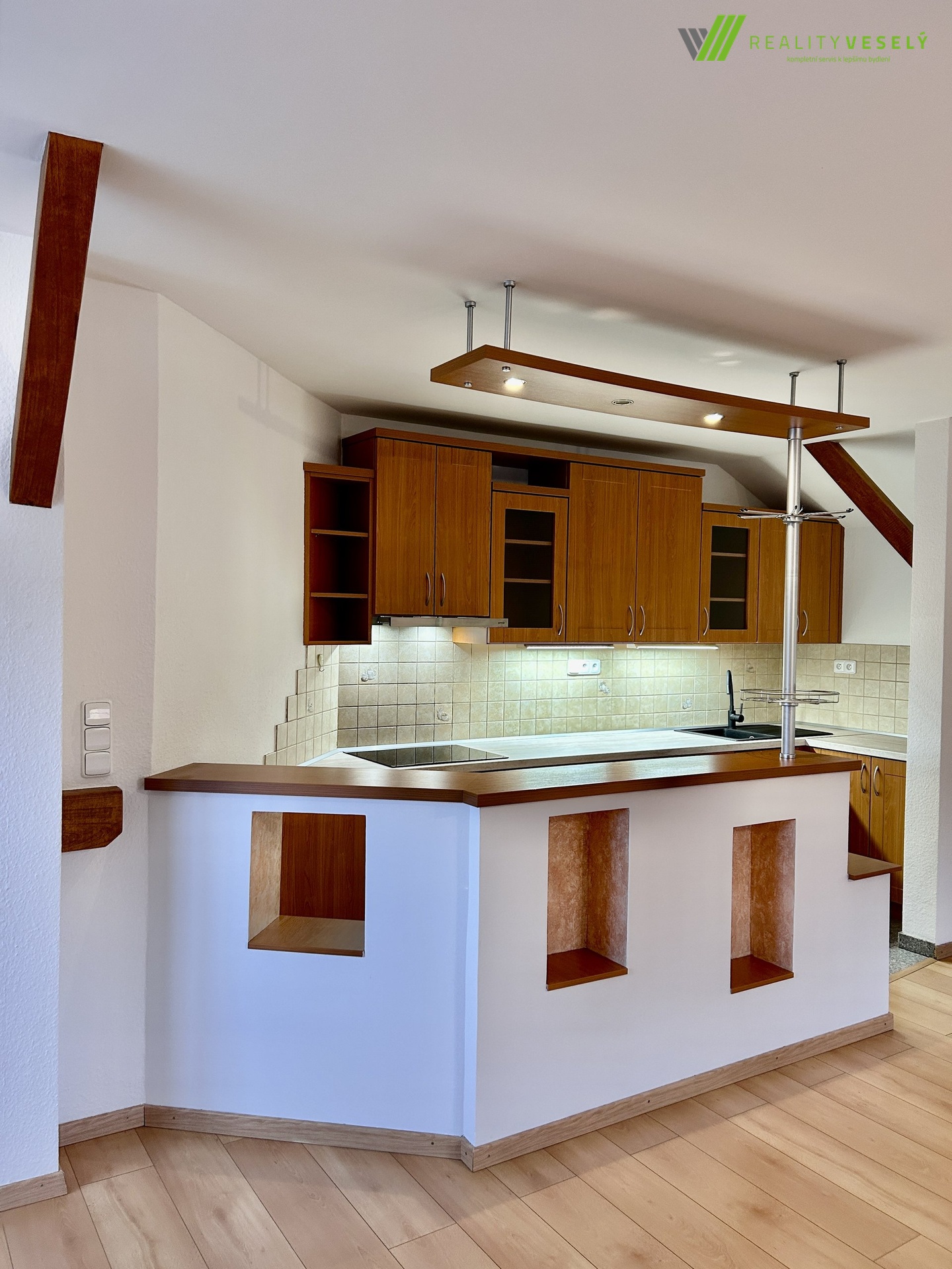 2C3E3A98-D44A-4E03-9AB3-A68A3408CDD8_1_201_a