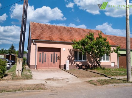 Prodej rodinného domu s uzavřeným dvorem a zahradou s možností výstavby - Čejkovice, okr. Znojmo