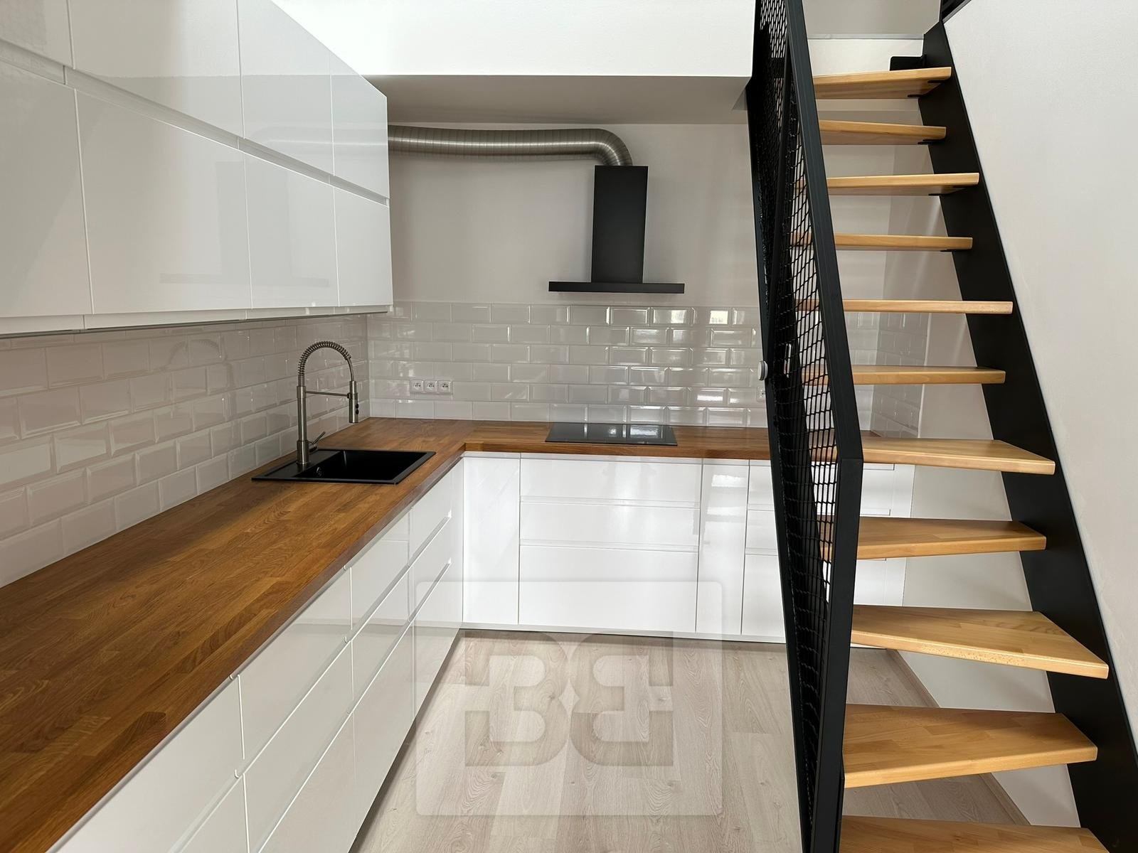 Pronájem bytu 3+kk 72 m², Chýně