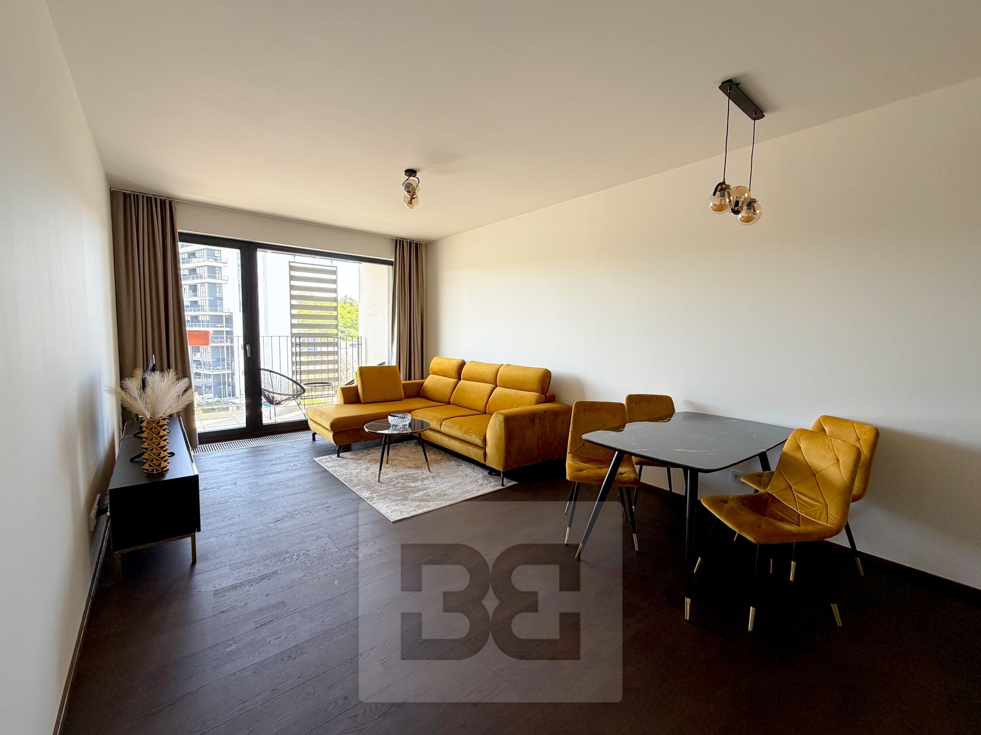 8E879373-00CB-49F7-B13B-382CAD58A557