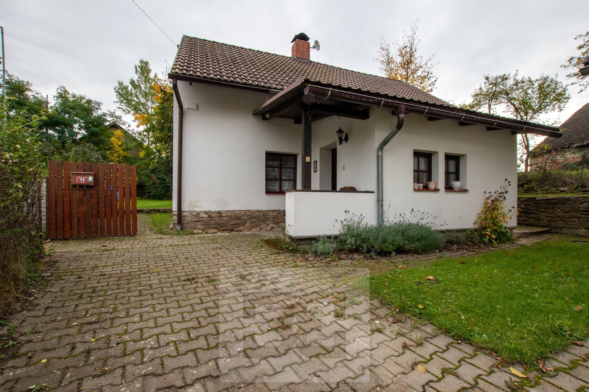 Pohled na dům - pohled od kůlny