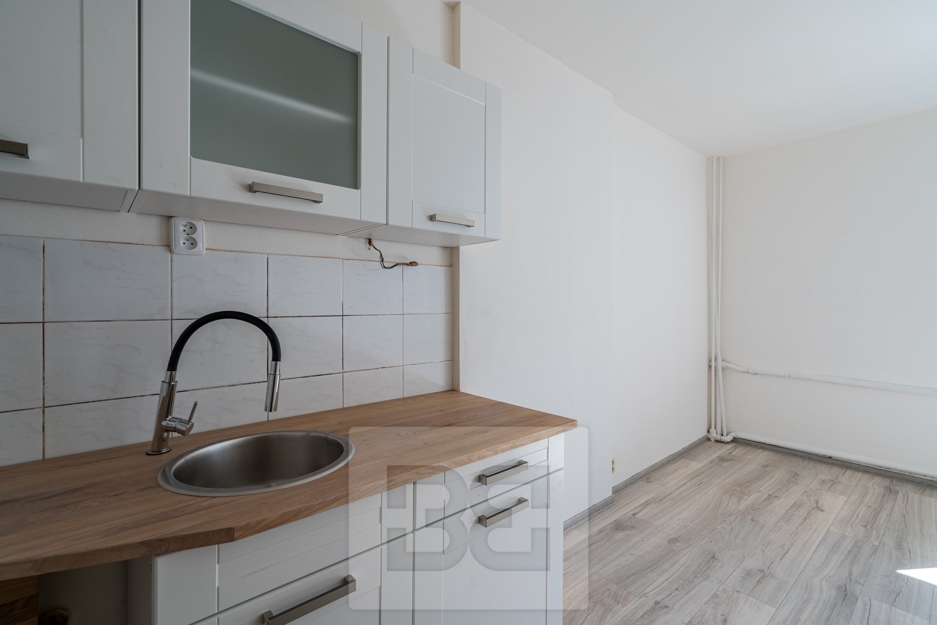 Pronájem bytu 1+kk 19 m², Praha - Kobylisy