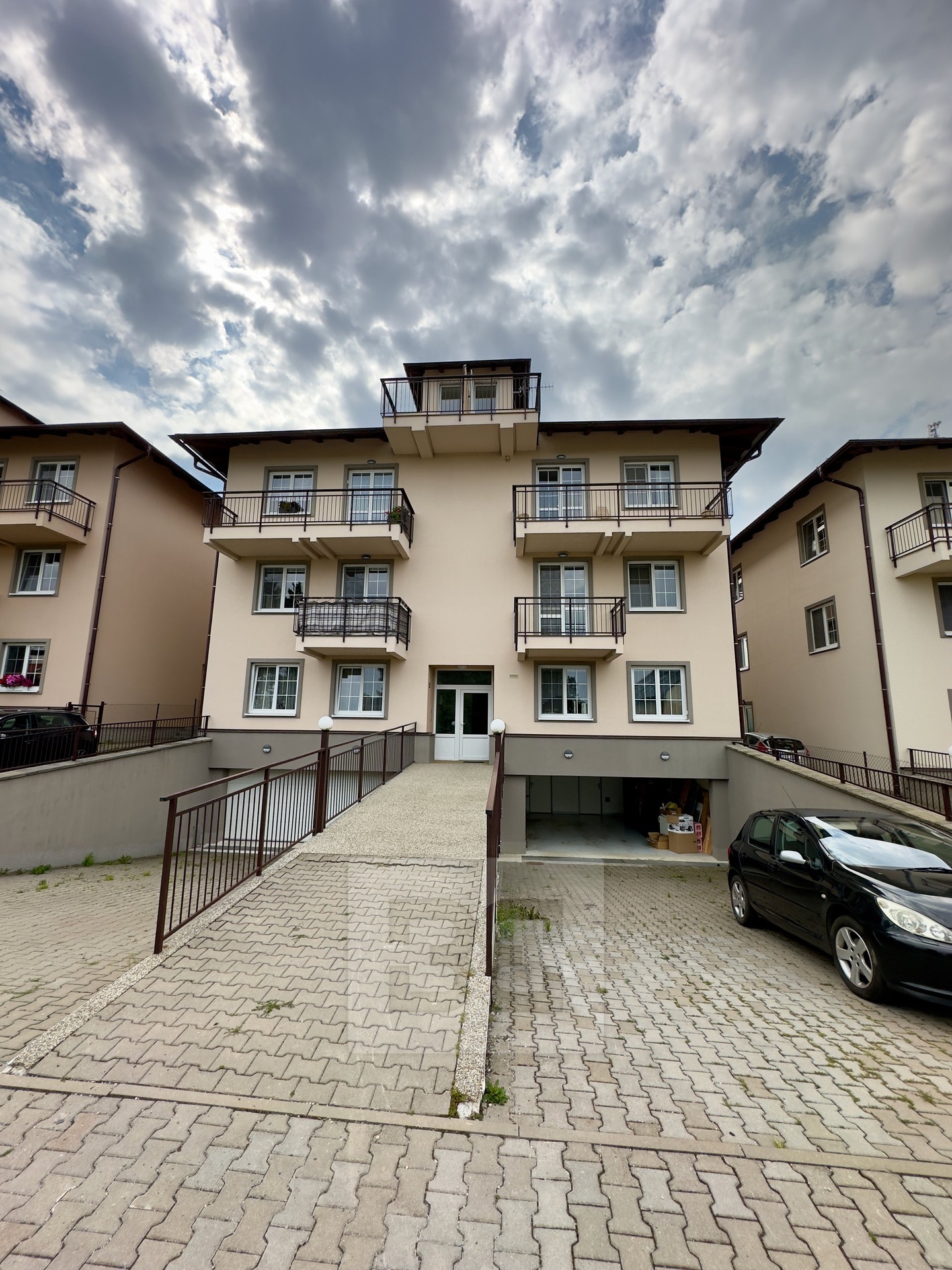 Pronájem bytu 4+kk 95 m² s garážovým a venkovním stáním