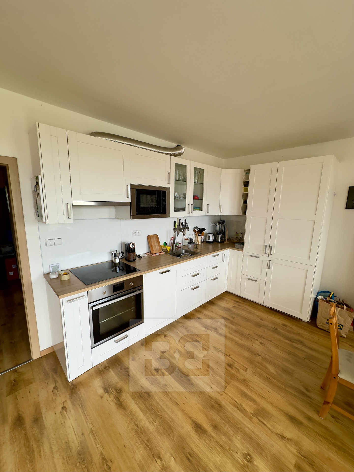 Pronájem bytu 4+kk 95 m² s garážovým a venkovním stáním