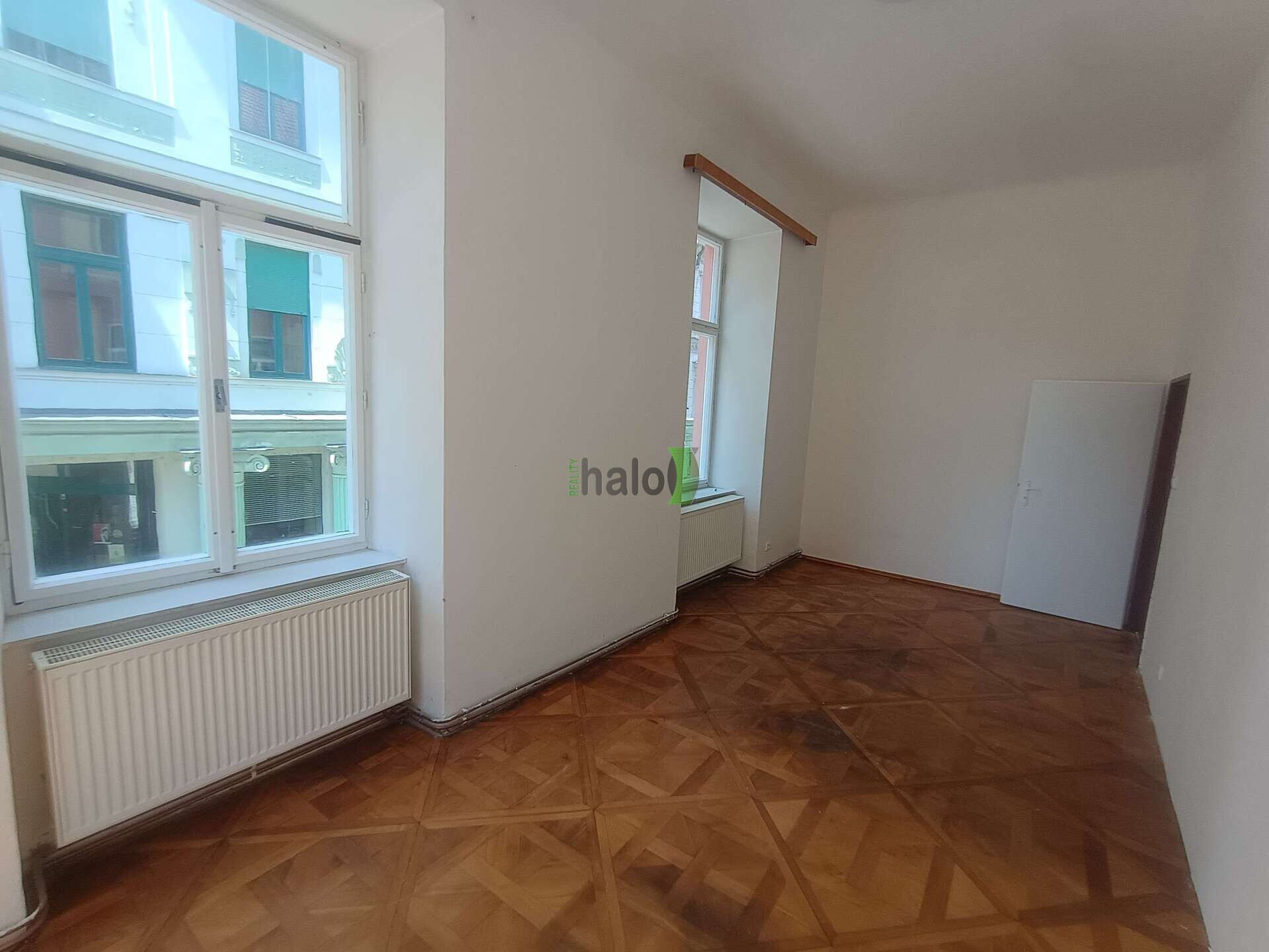 Pronájem 4+1 České Budějovice, Dr. Stejskala u náměstí v centru