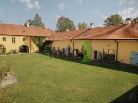 Prodej nájemního domu, 2 200 m²