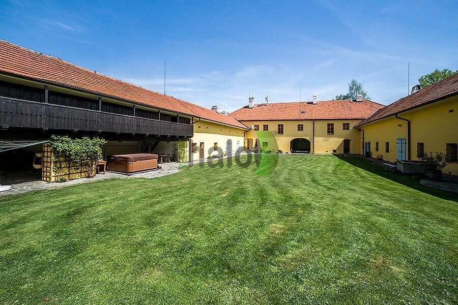 Objekt býv. velkostatku  Český Krumlov, 5 km stranou od centra města