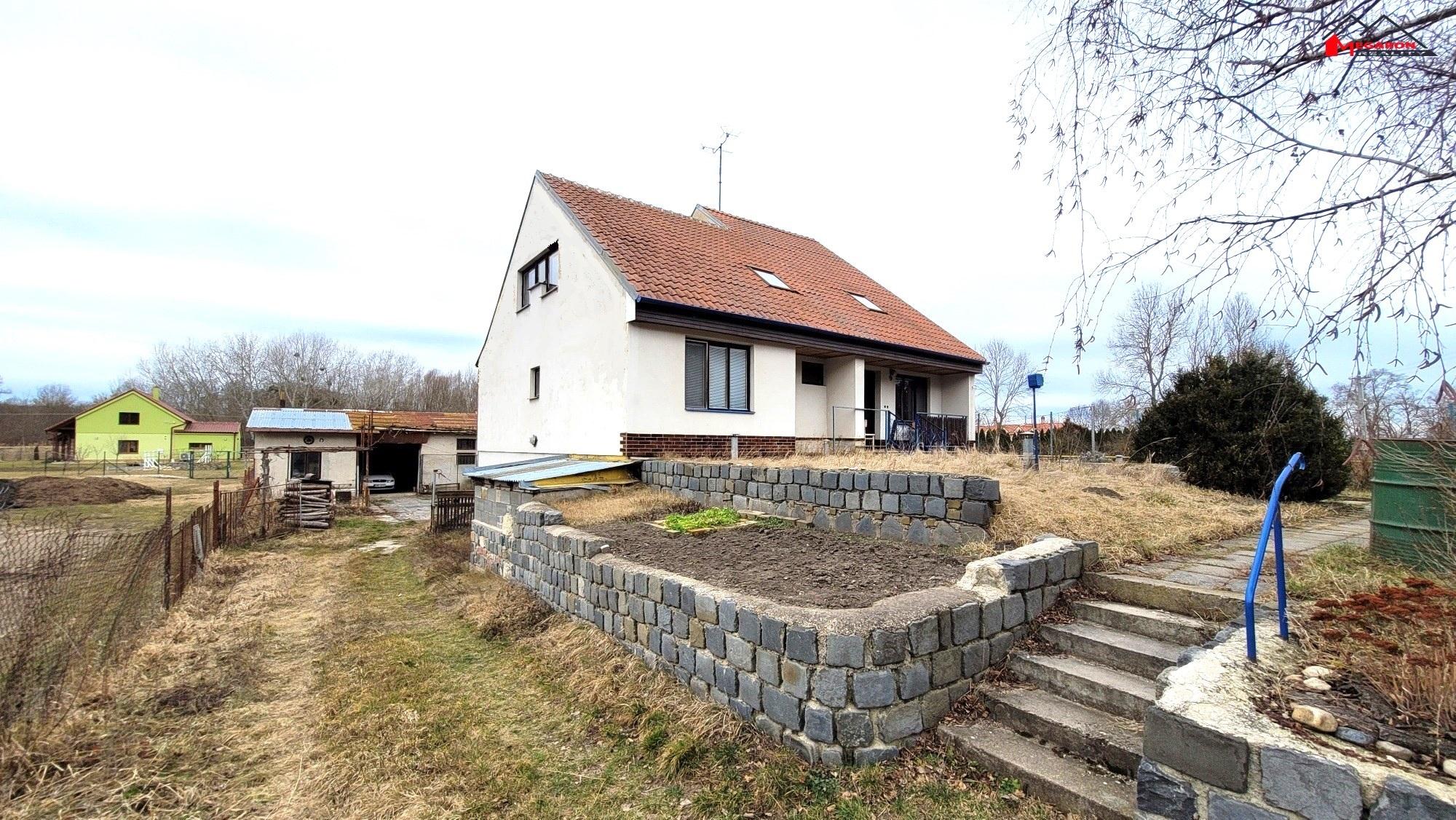 Rodinný dům  6+2,  garáž, dílna, zahradní zděný objekt, pozemek celkem 1311 m2
