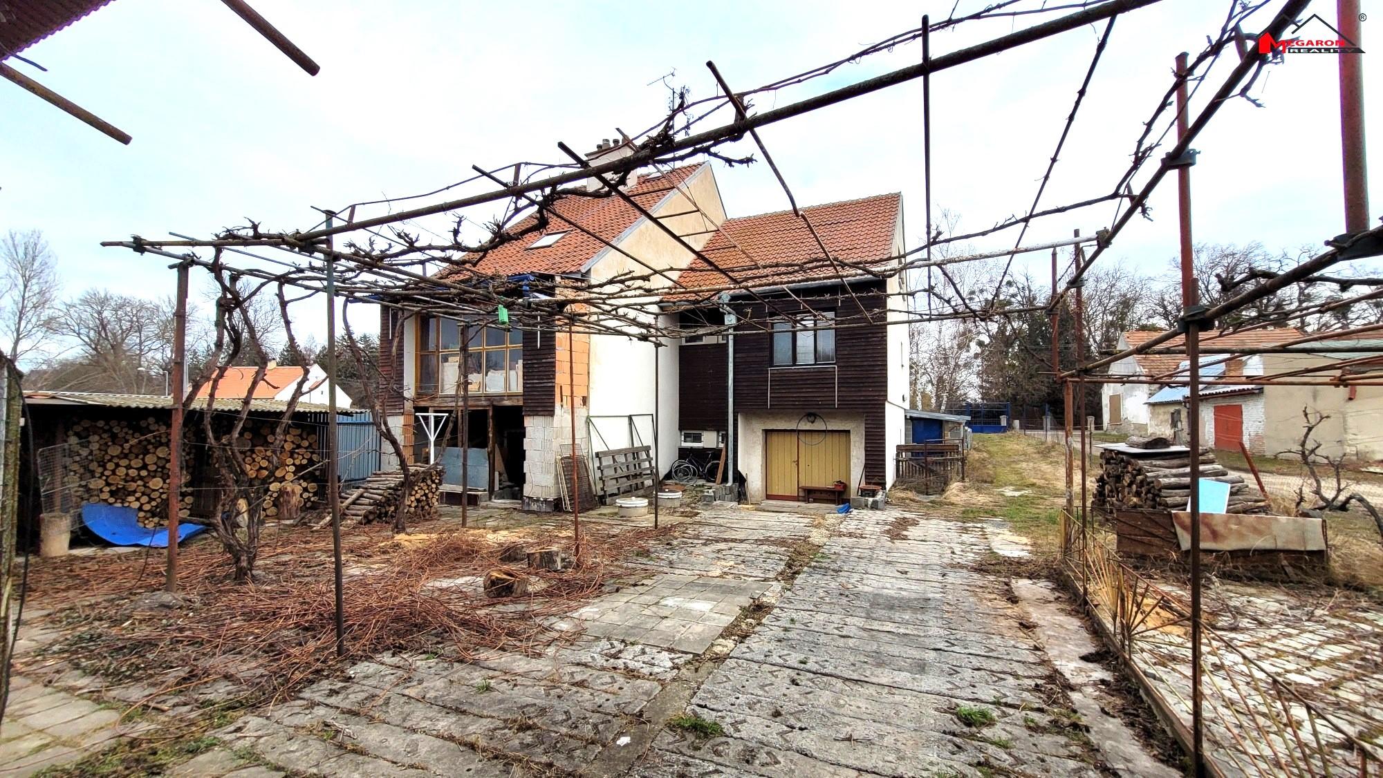 Rodinný dům  6+2,  garáž, dílna, zahradní zděný objekt, pozemek celkem 1311 m2