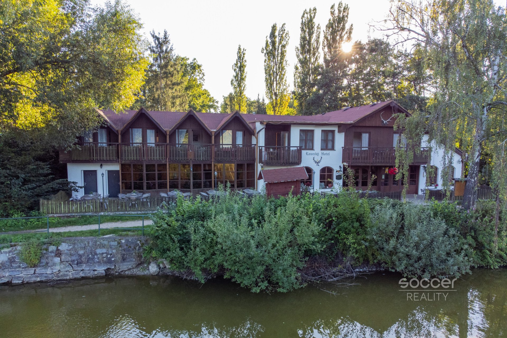 Prodej Loveckého hotelu Jivák, unikátní stavba s genius loci