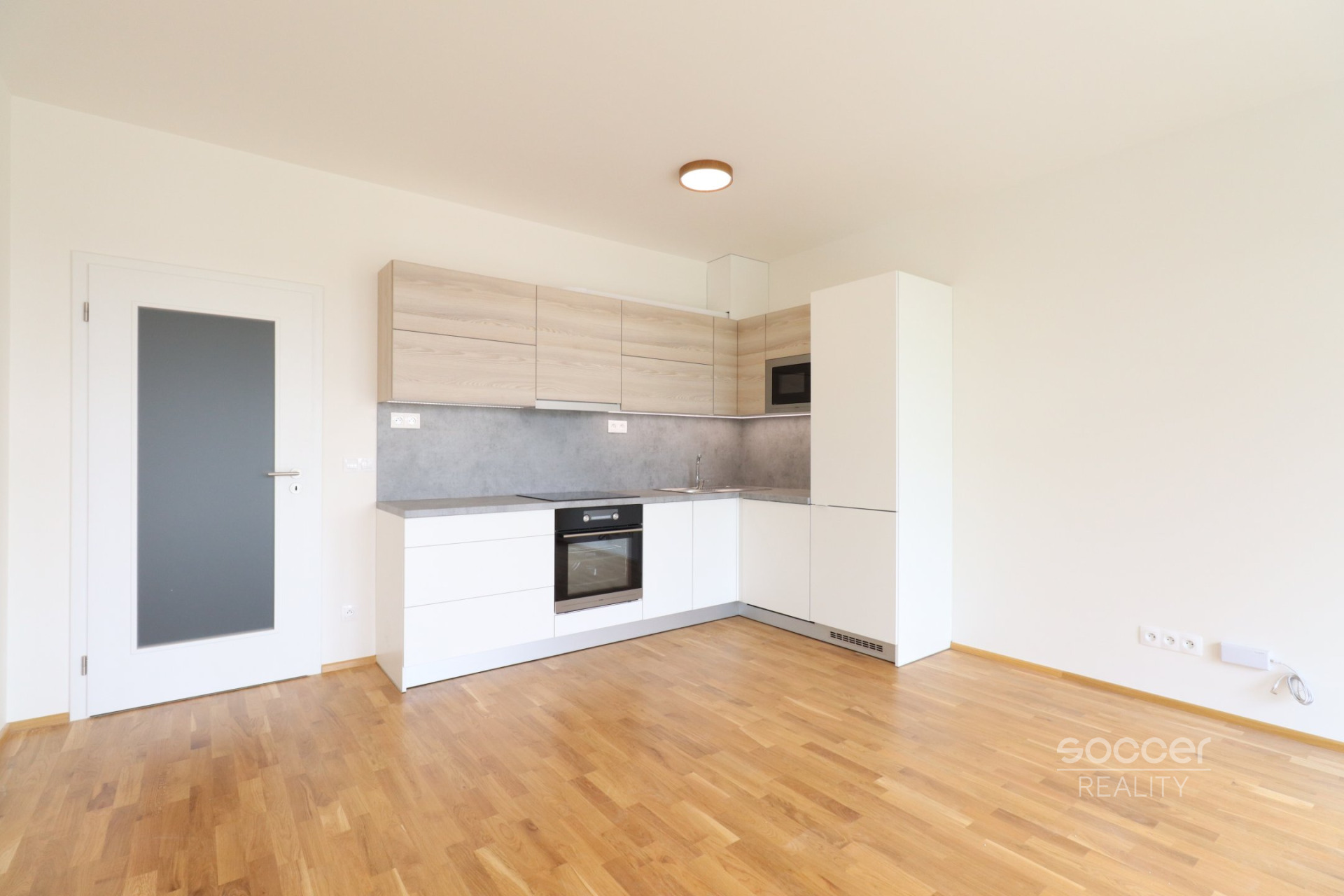 Pronájem bytu 2+kk/B/G, 56 m2 + 6 m2 balkon, ulice Breitfeldova, Praha 8 – Karlín.