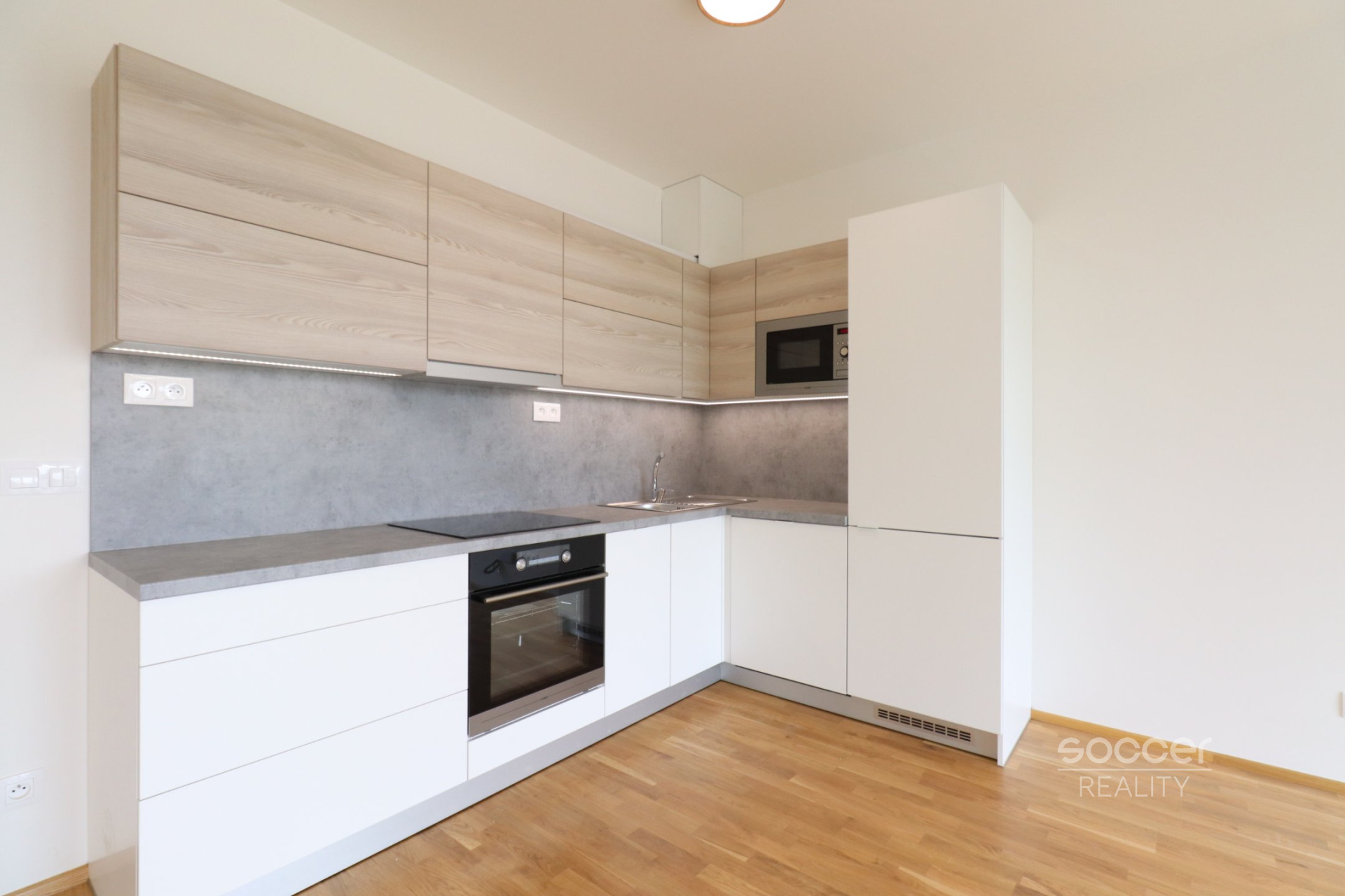 Pronájem bytu 2+kk/B/G, 56 m2 + 6 m2 balkon, ulice Breitfeldova, Praha 8 – Karlín.