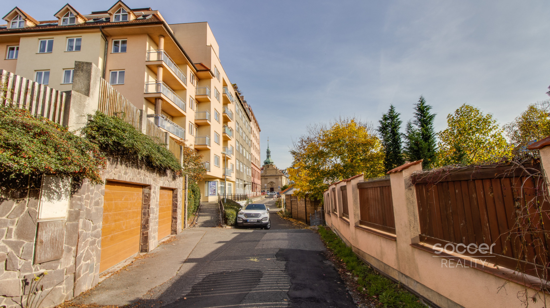 Pronájem garážového stání v ulici Smolenská, Praha 10 - Vršovice.