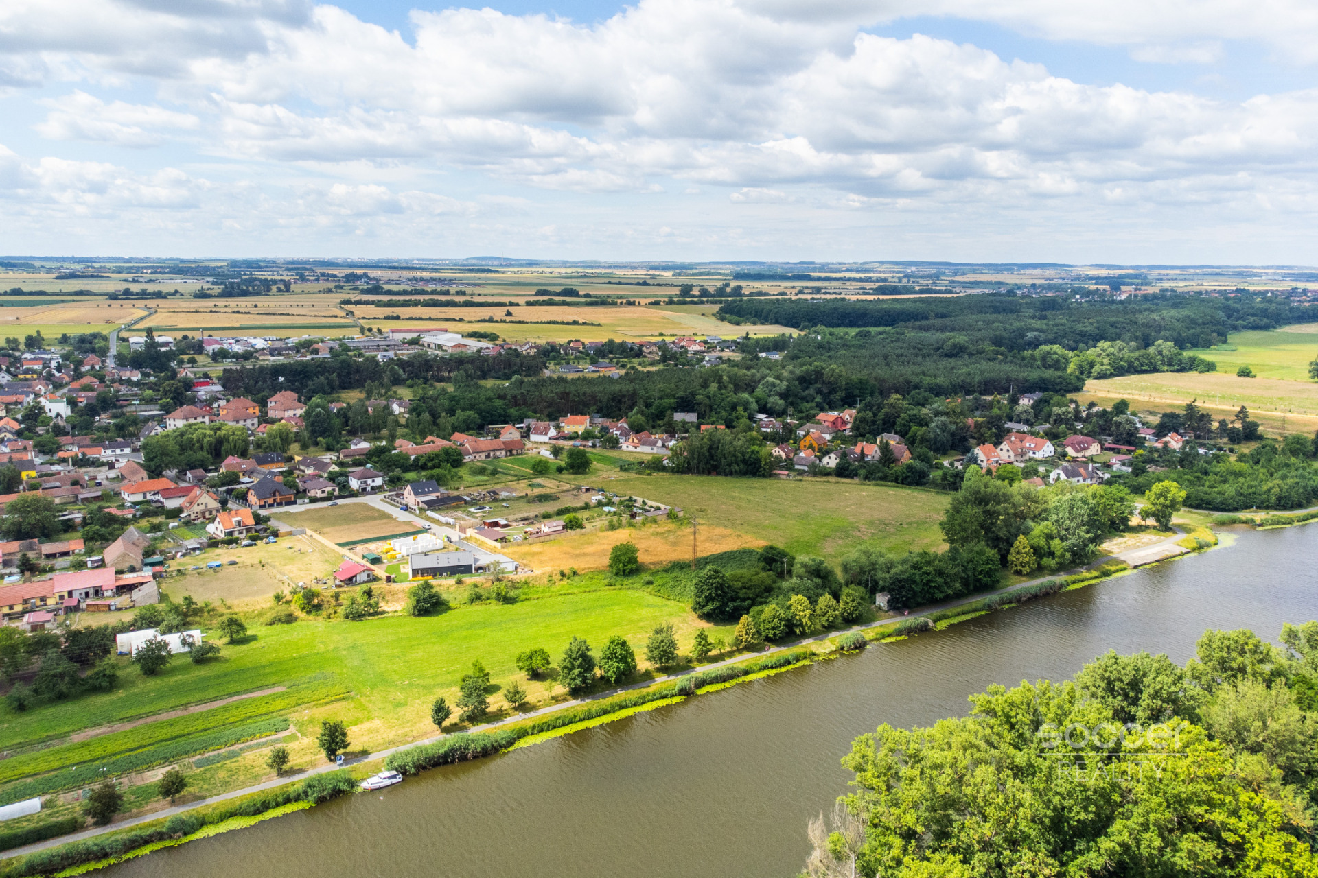 Prodej stavebního pozemku 1300 m2 v obci Záryby.