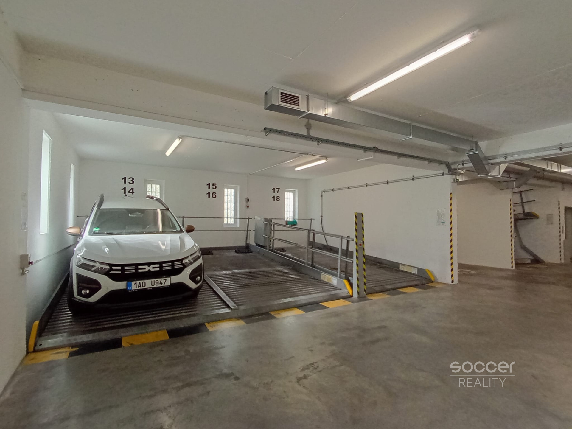 Prodej garážového stání v ulici Přeštická, Praha - Hostivař. 