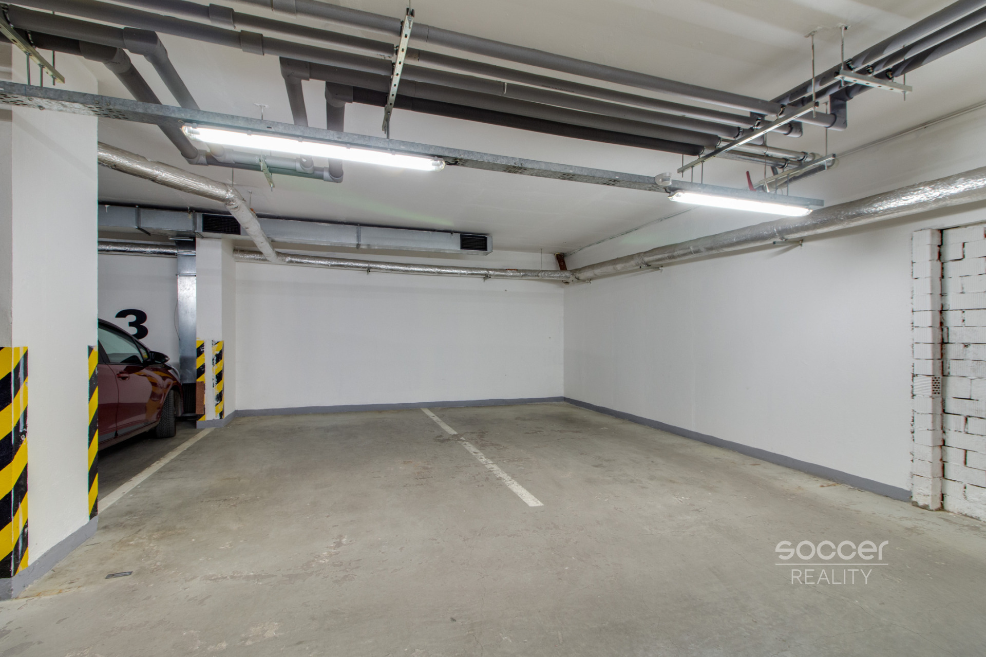 Pronájem garážového stání, 15 m2, ul. Paříkova, Praha 9 - Vysočany.