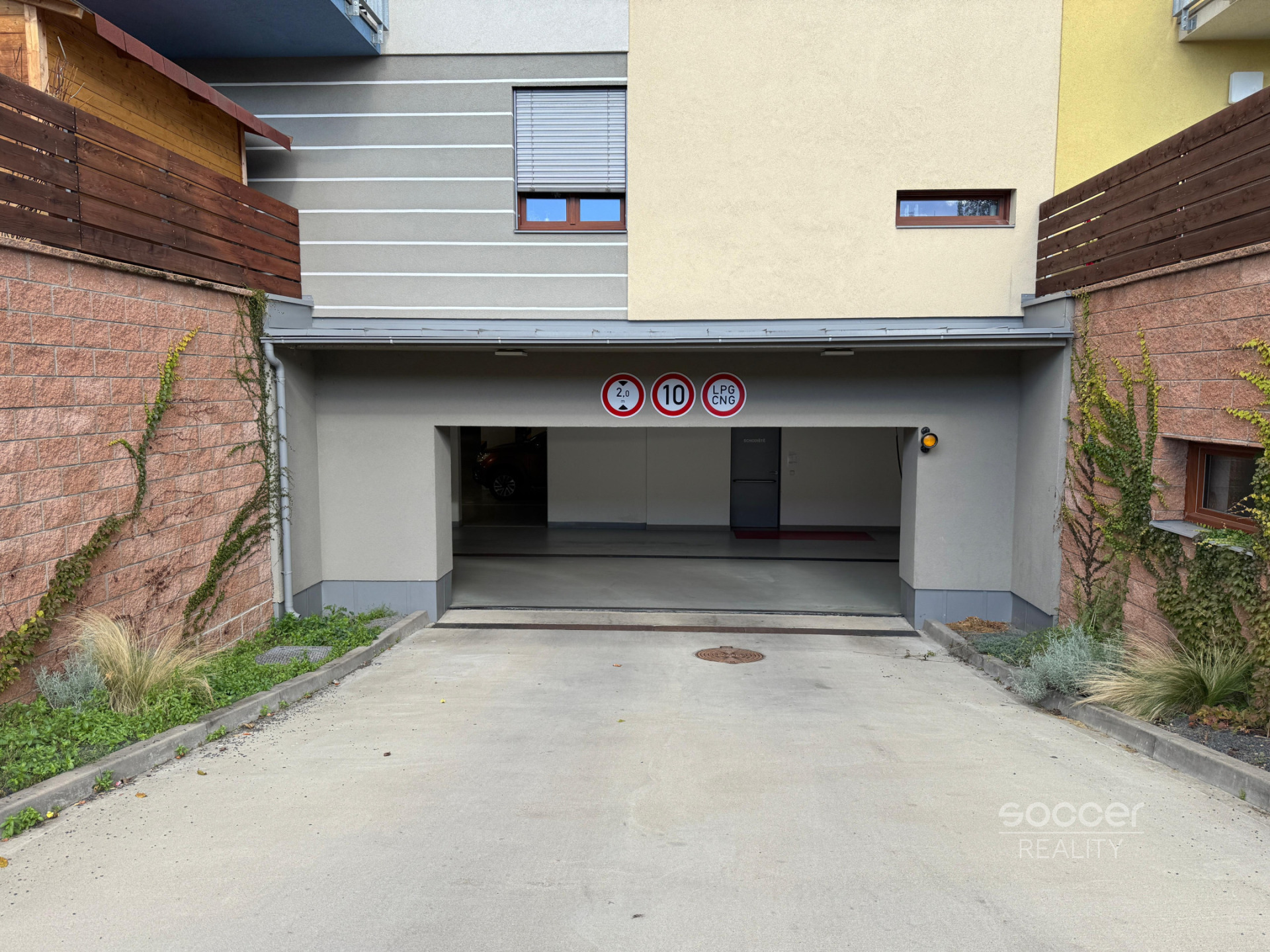 Pronájem garážového stání – Hostivař, Praha 10.