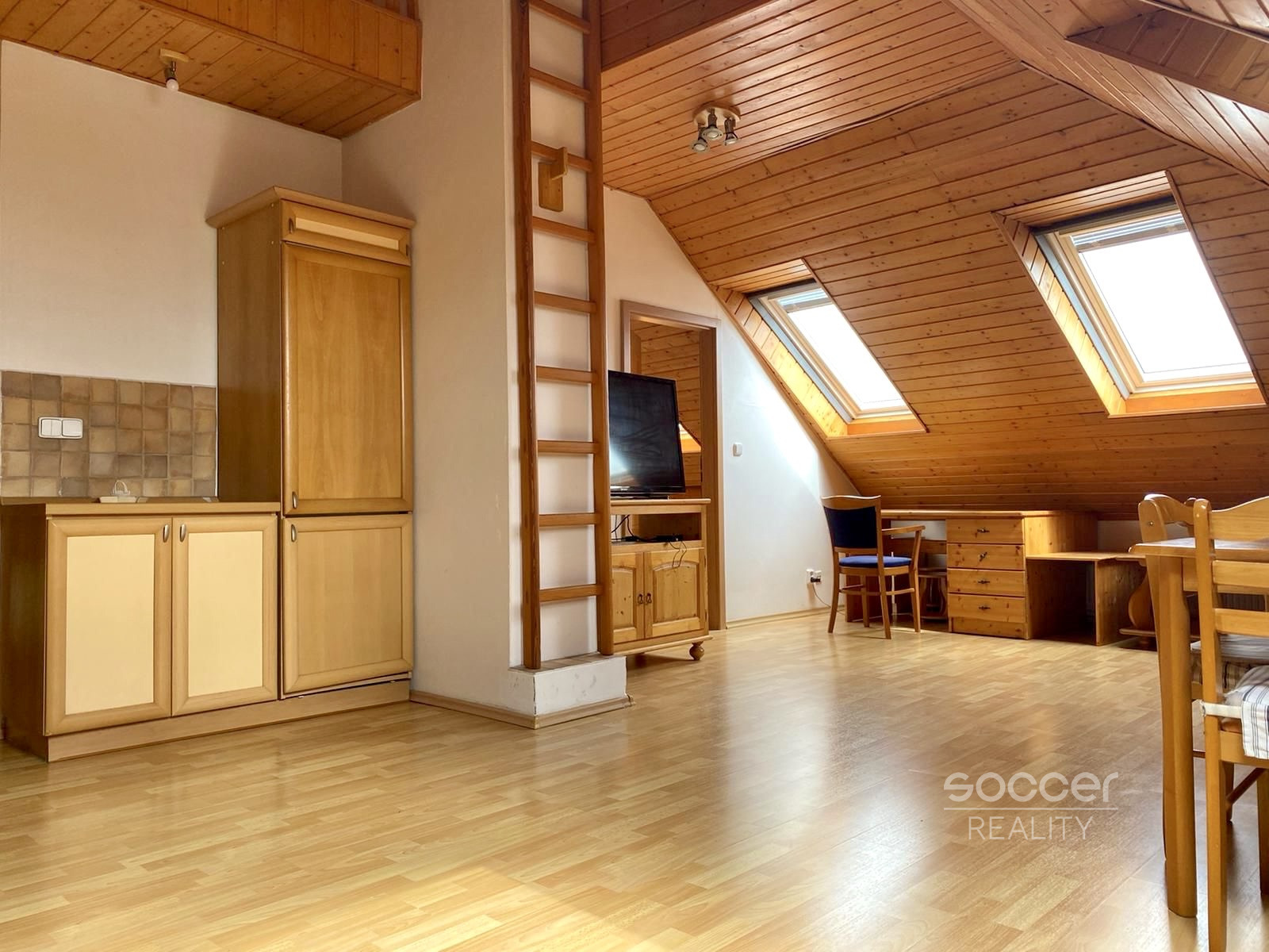 Atypický podkrovní byt 2+kk v atraktivním centru města. 