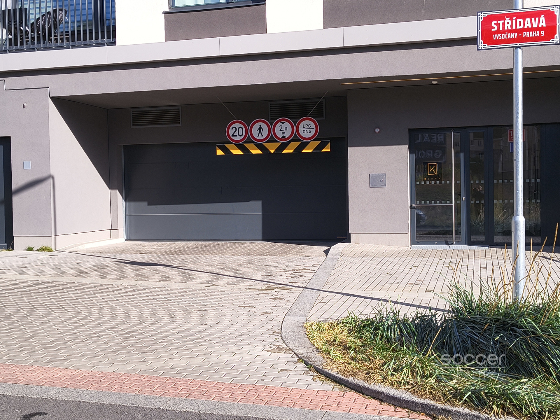 Pronájem garážového stání – Vysočany, metro B Vysočanská, ul. Střídavá