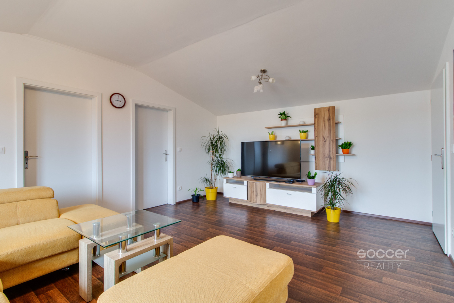 Pronájem bytu 3+1 s balkonem, v ulici U Školky, Nupaky. 