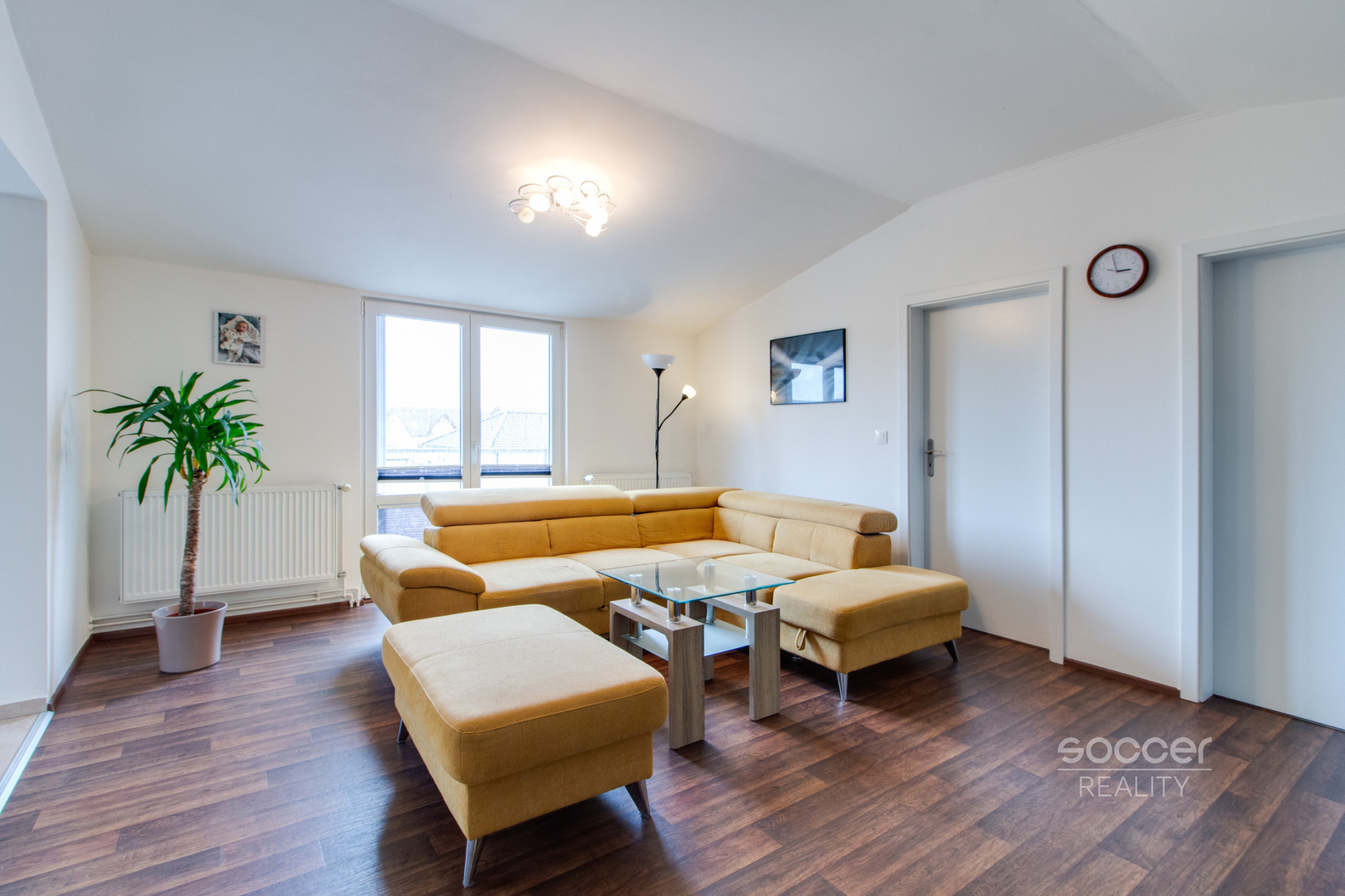 Pronájem bytu 3+1 s balkonem, v ulici U Školky, Nupaky. 