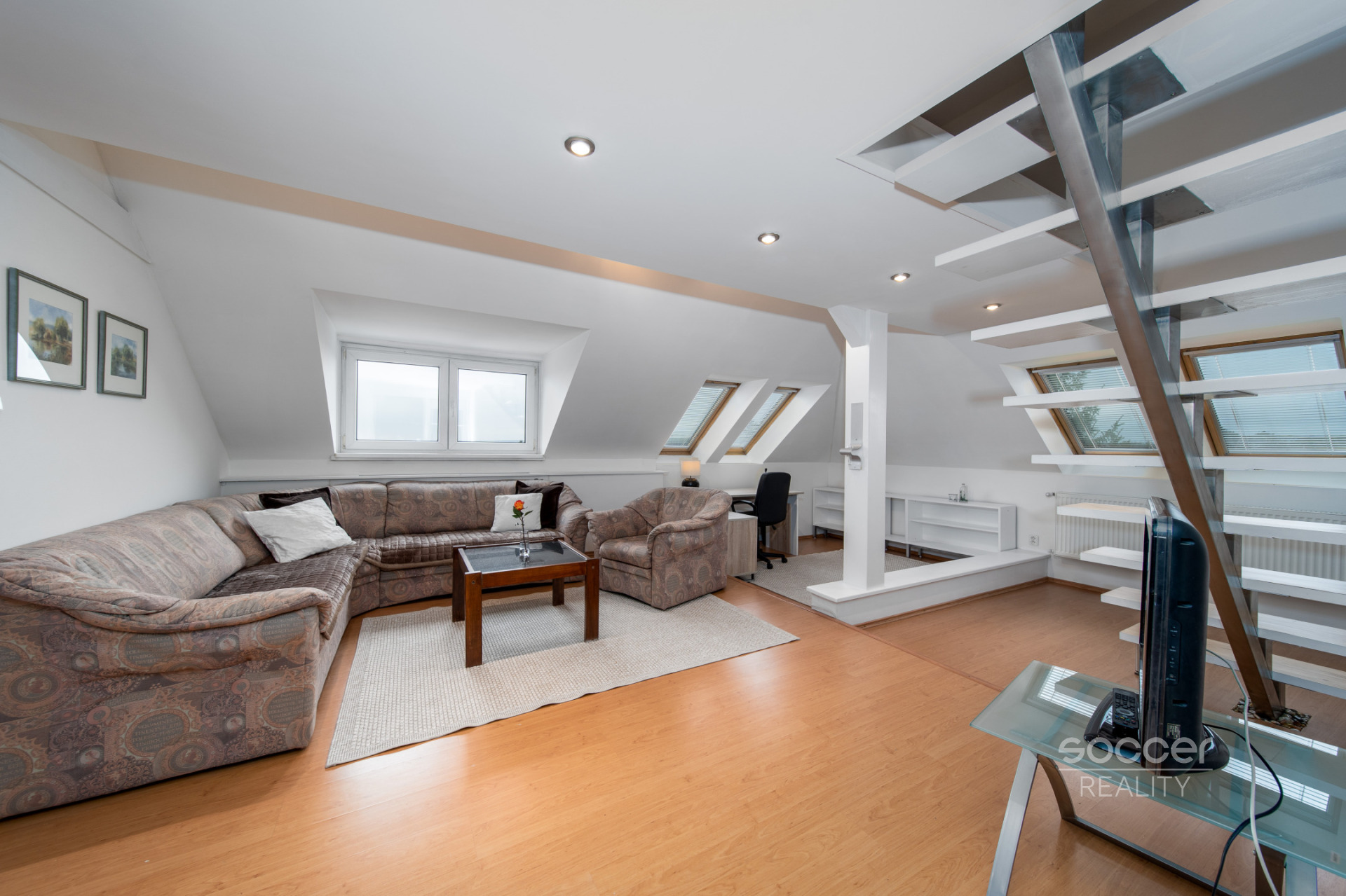 Jedinečný mezonet 3+kk+šatna v žádané čtvrti Mladé Boleslavi.