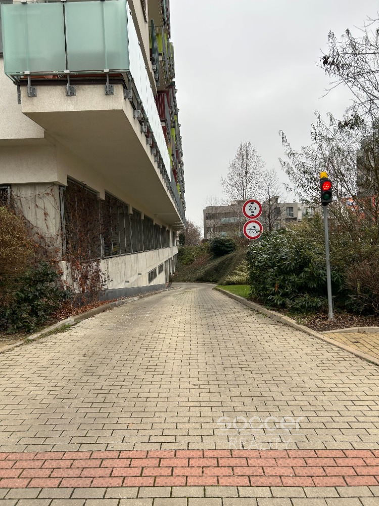 Pronájem garážového stání v ulici Zakšínská, Praha 9 - Střížkov.