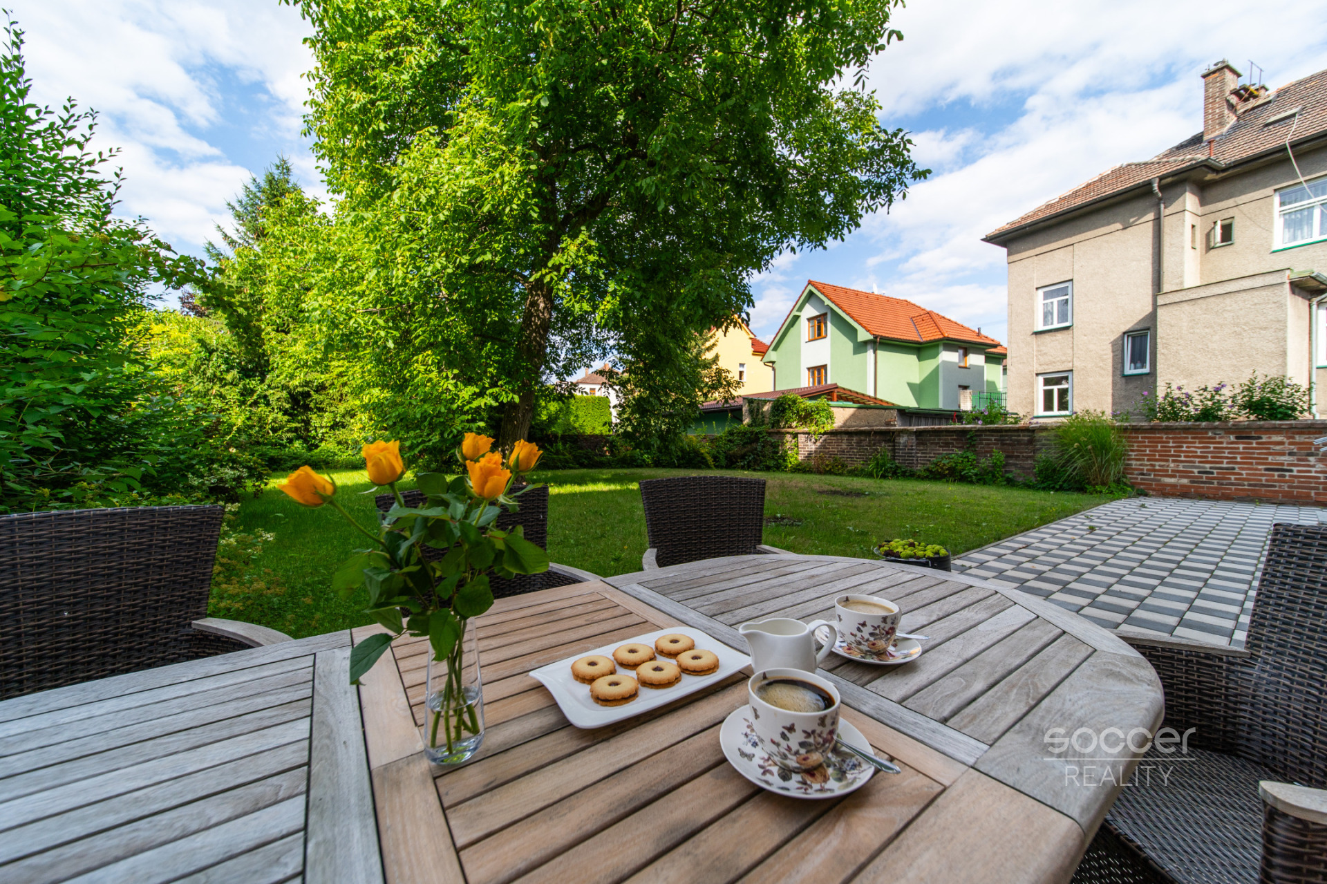 Výjimečný podkrovní byt s nádechem ateliéru ve vile se zahradou.