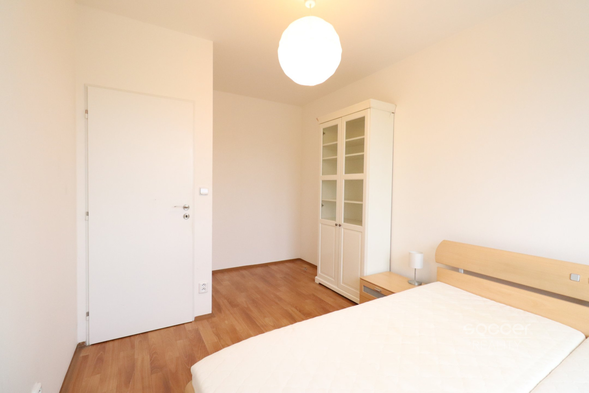 Pronájem bytu 2+kk/B/G, 59 m2 + 7 m2 balkon, ulice Pod Nouzovem, Praha – Kbely. 
