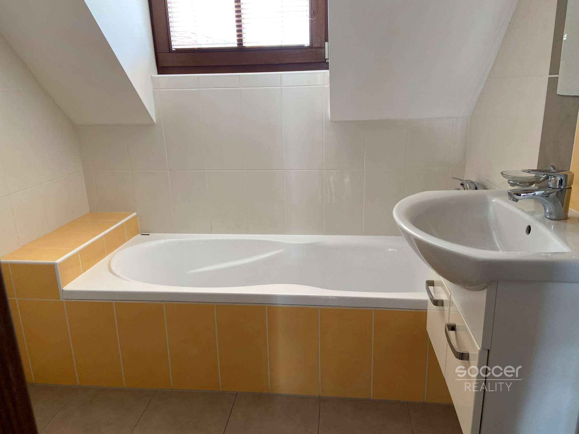 Příjemný byt 2+kk s parkováním, Kosmonosy, 1 km od Mladé Boleslavi.