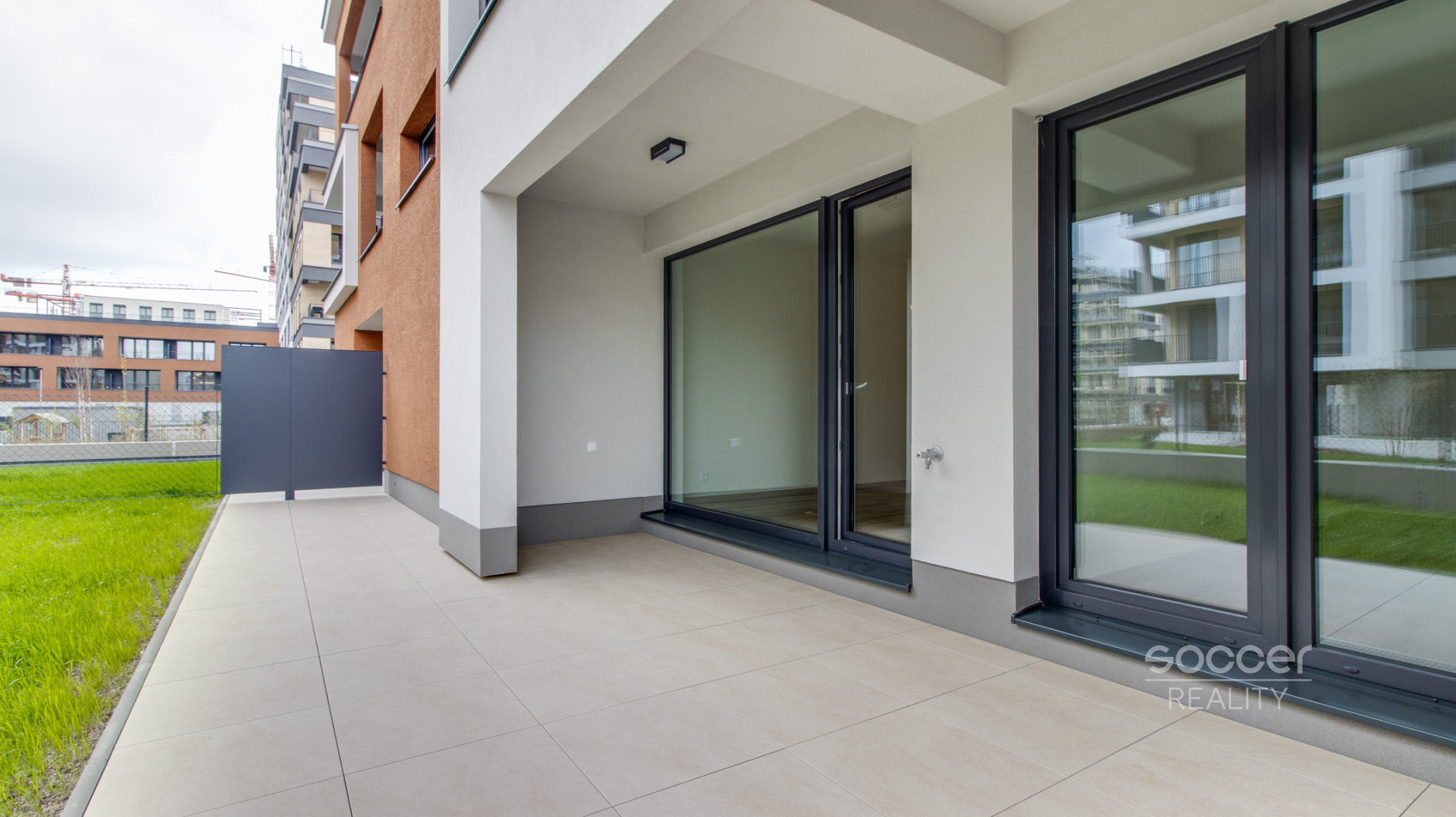 Pronájem bytu 2+kk s terasou a předzahrádkou v rezidenci Tesla Hloubětín. 