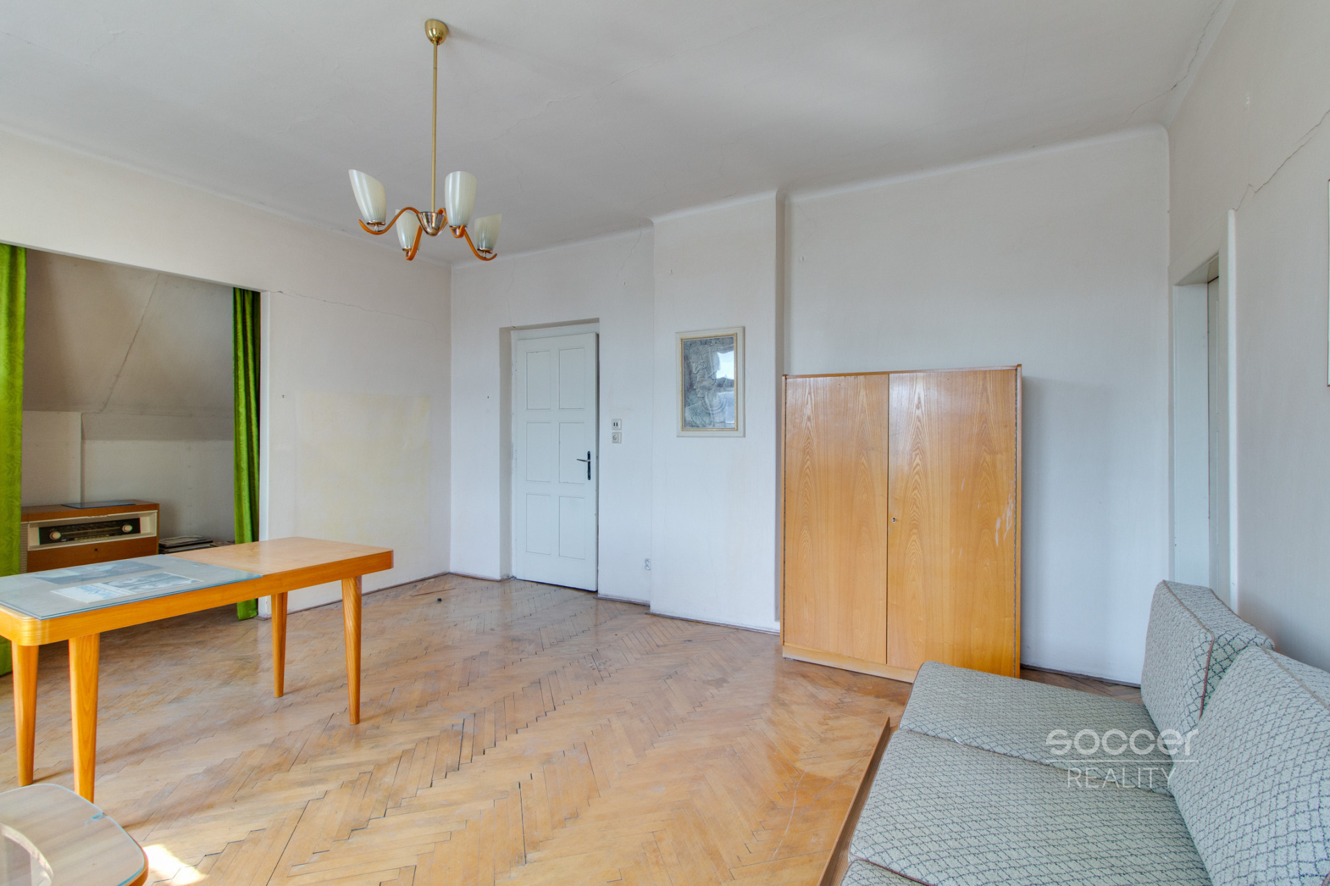 Pronájem staršího rodinného domu 4+1, pozemek 674 m2, ul. Dobšická, Praha – Horní Počernice.