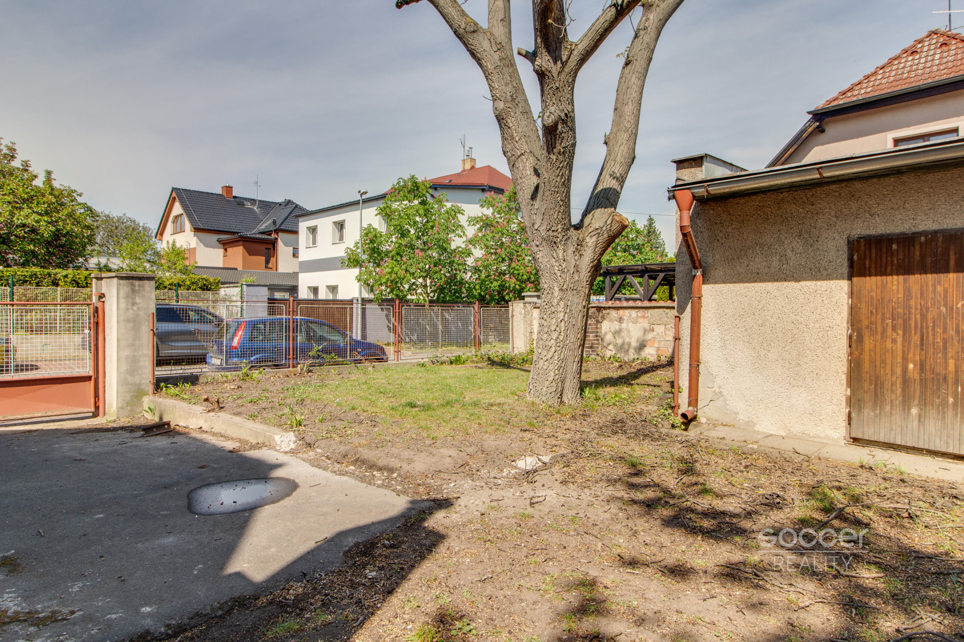 Pronájem pozemku s garážemi, ul. Dobšická, Praha – Horní Počernice.