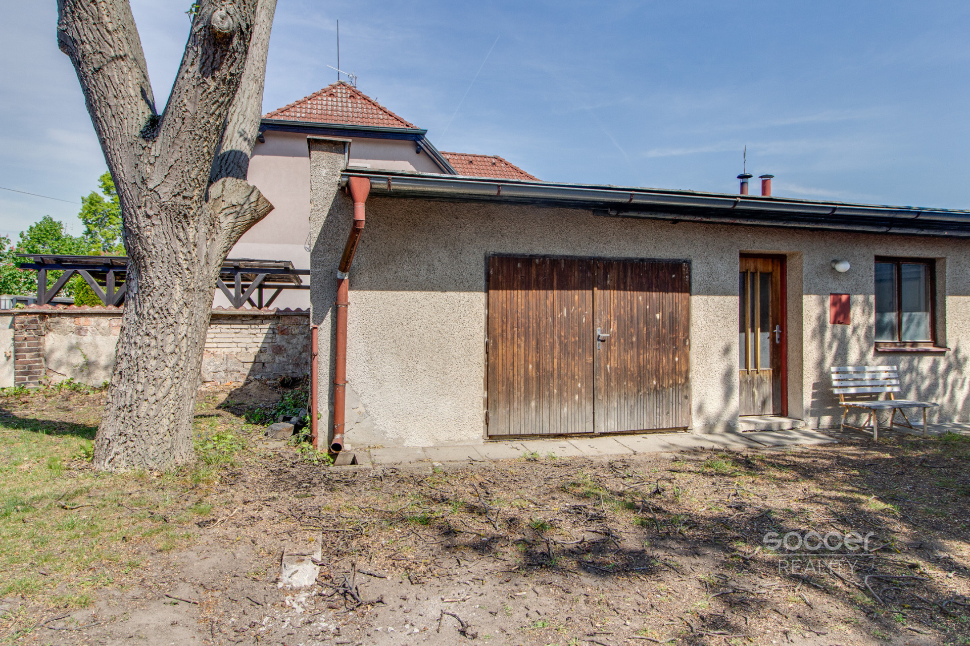 Pronájem garáží s pozemkem 450 m2, ul. Dobšická, Praha – Horní Počernice.
