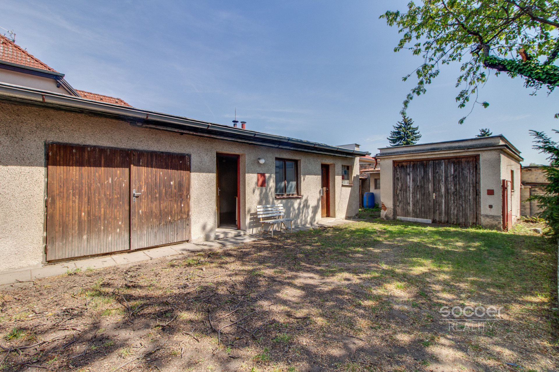 Pronájem garáží s pozemkem 450 m2, ul. Dobšická, Praha – Horní Počernice.