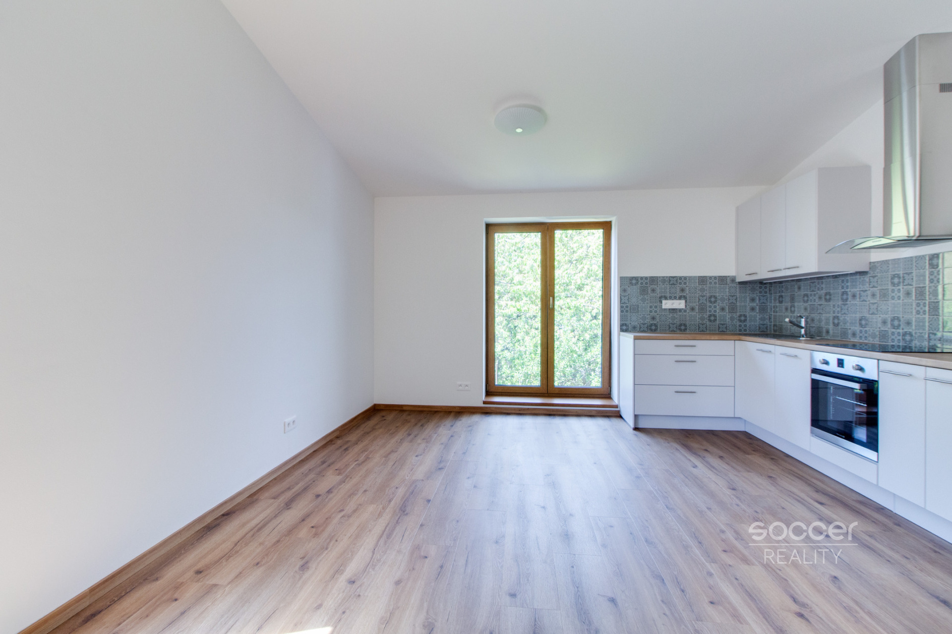 Pronájem bytu 3+kk se zahradou, Praha 20 – Horní Počernice, ul. Třebešovská.