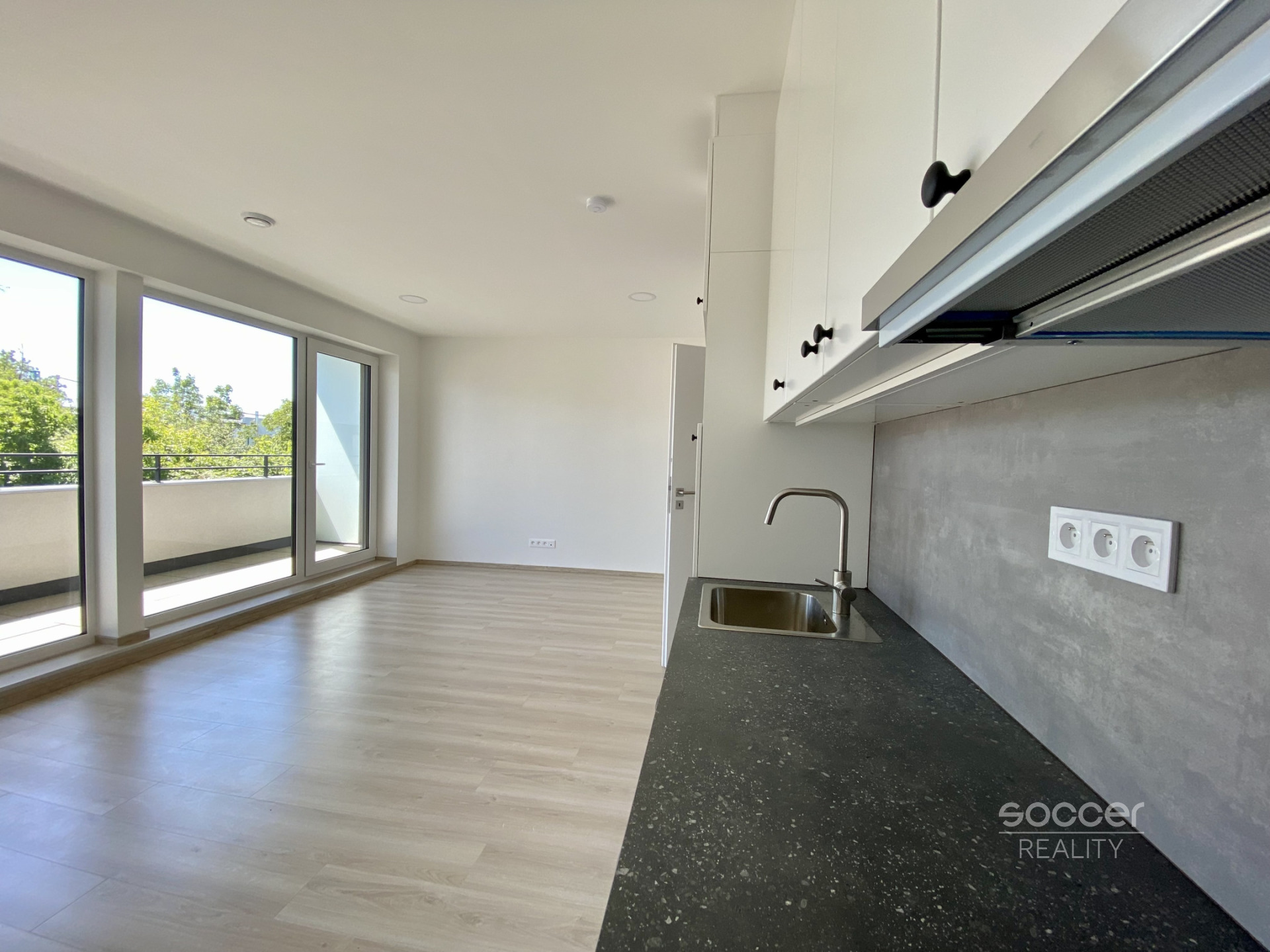 Nový apartmán s terasou a parkovacím stáním v prestižní čtvrti.