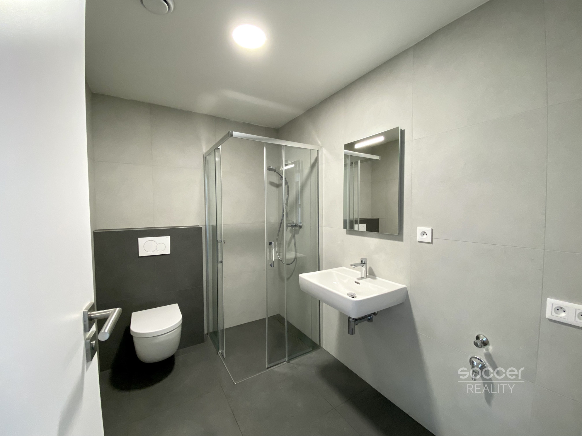 Nový apartmán s terasou a parkovacím stáním v prestižní čtvrti.