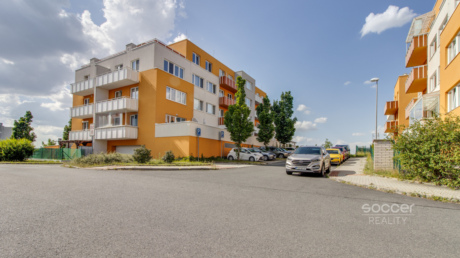 Pronájem bytu 2+kk/T/B/G, v ulici Farkašova, Praha 9 - Kyje. 