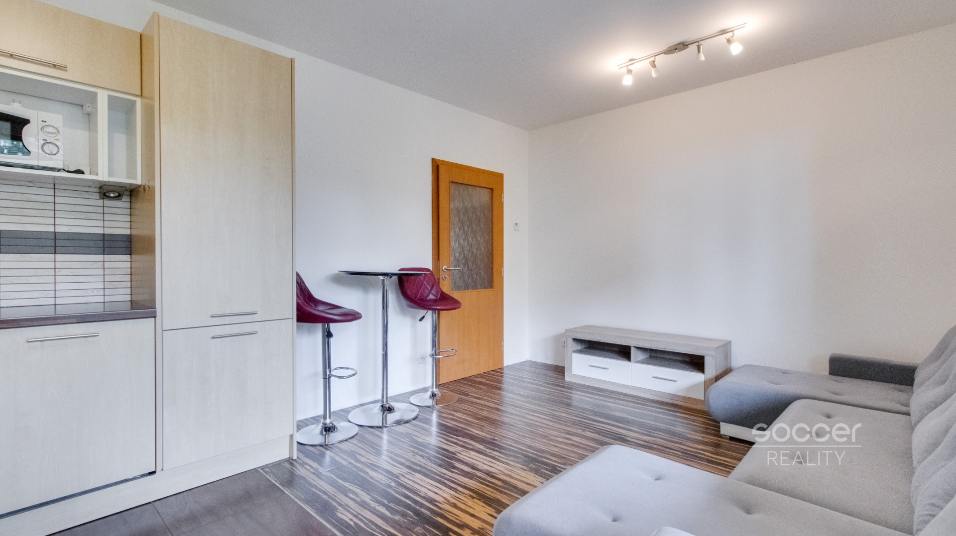 Pronájem bytu 2+kk/B, 45 m2 + balkon 7 m2, ulice V Honech, Klecany. 
